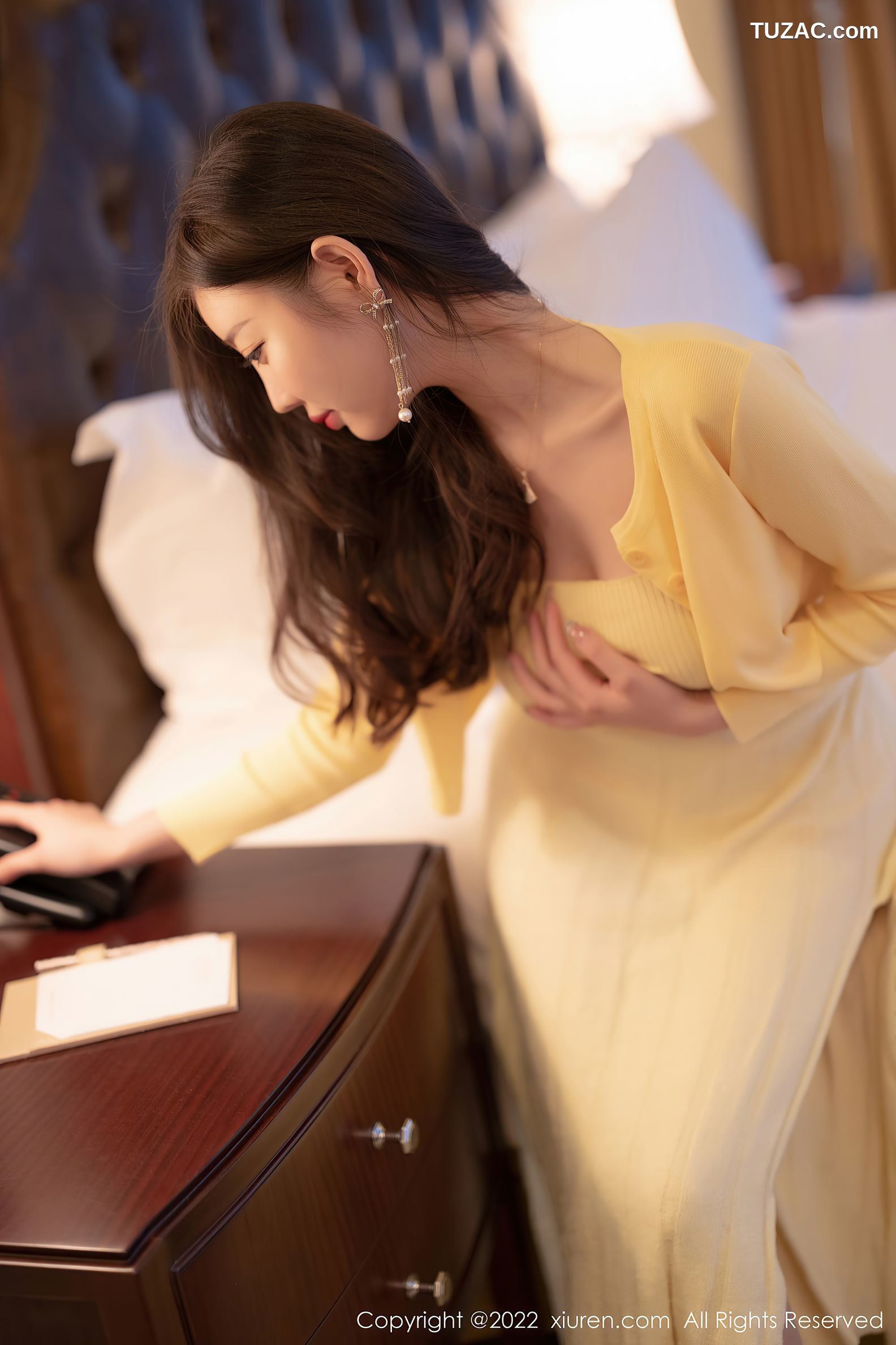 XiuRen秀人网-4654-杨晨晨Yome-淡黄色上衣长裙原色丝袜-2022.03.01