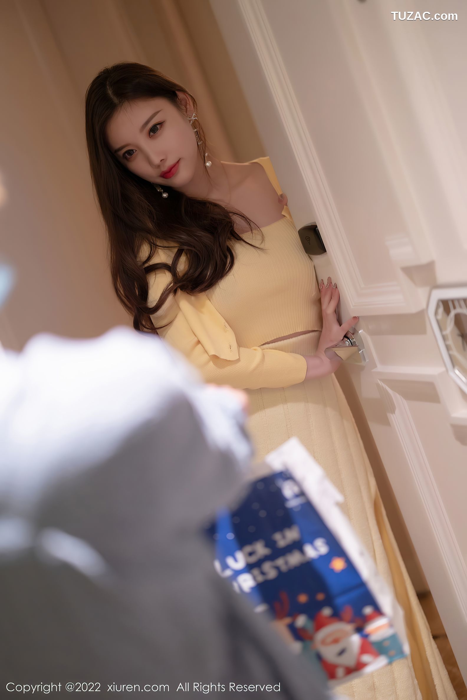 XiuRen秀人网-4654-杨晨晨Yome-淡黄色上衣长裙原色丝袜-2022.03.01