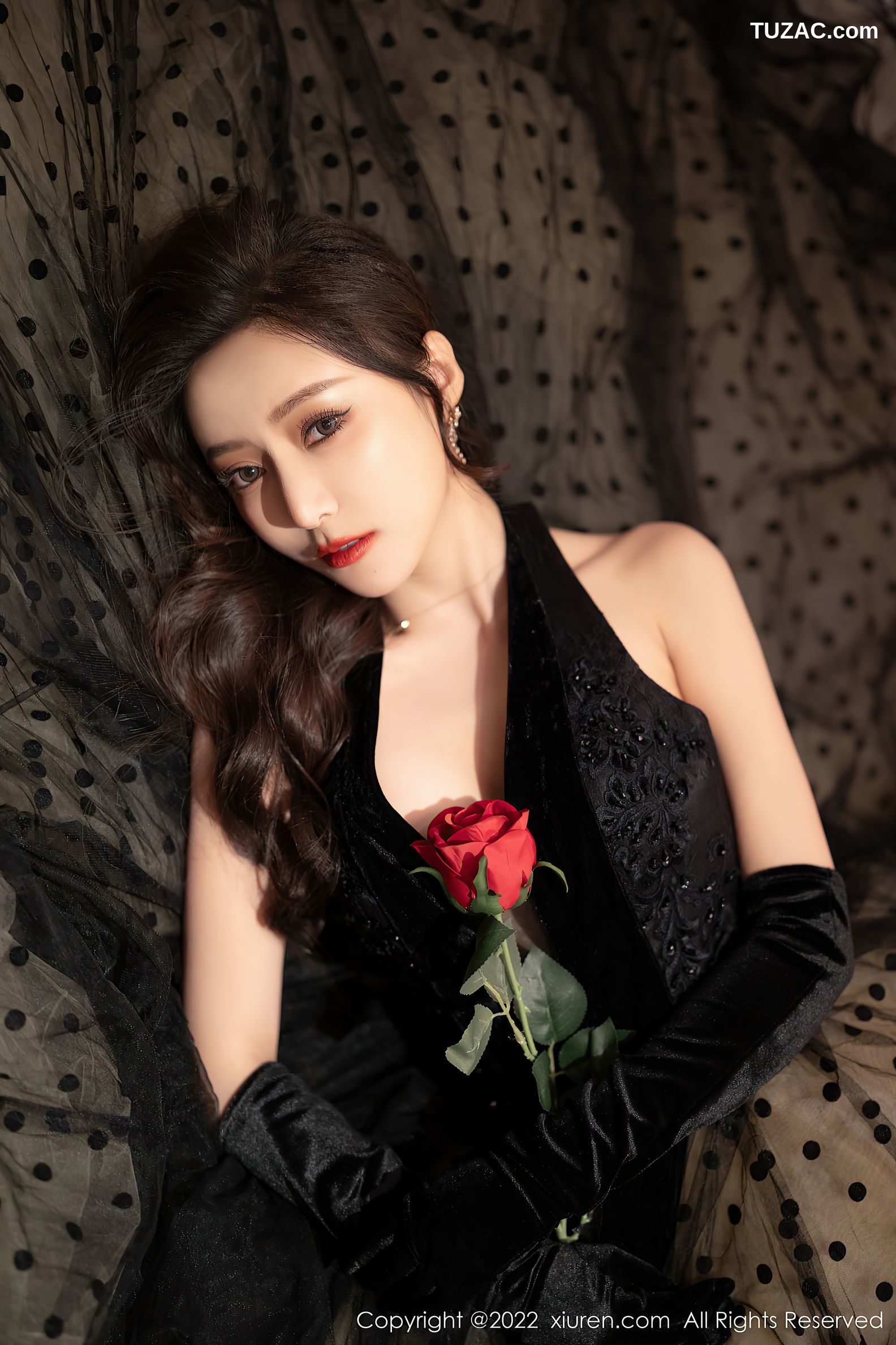 XiuRen秀人网-4673-王馨瑶Yanni-性感黑长裙红色蕾丝服饰-2022.03.04