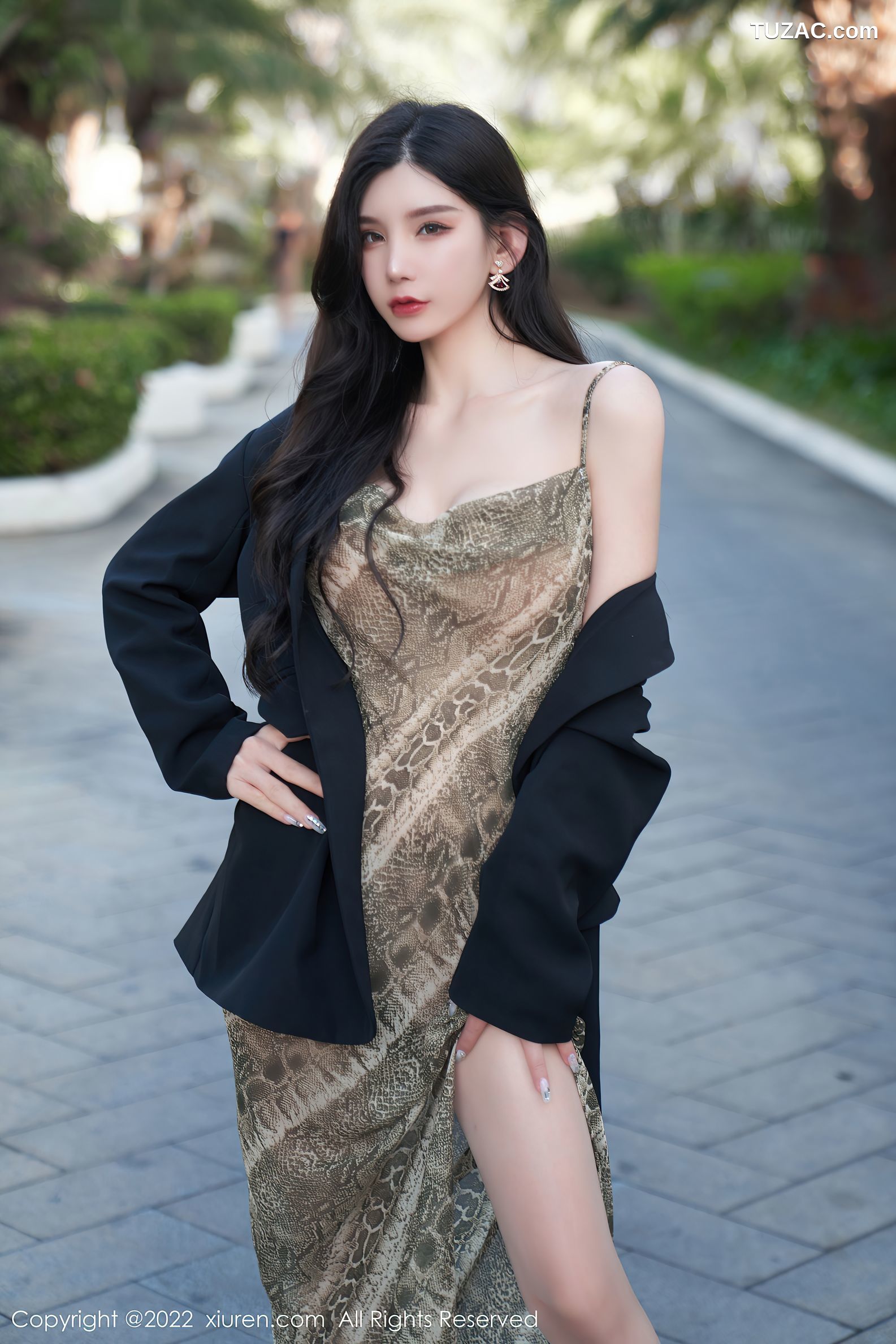 XiuRen秀人网-4676-周于希Sally-三亚旅拍吊带裙肉丝裤袜-2022.03.04