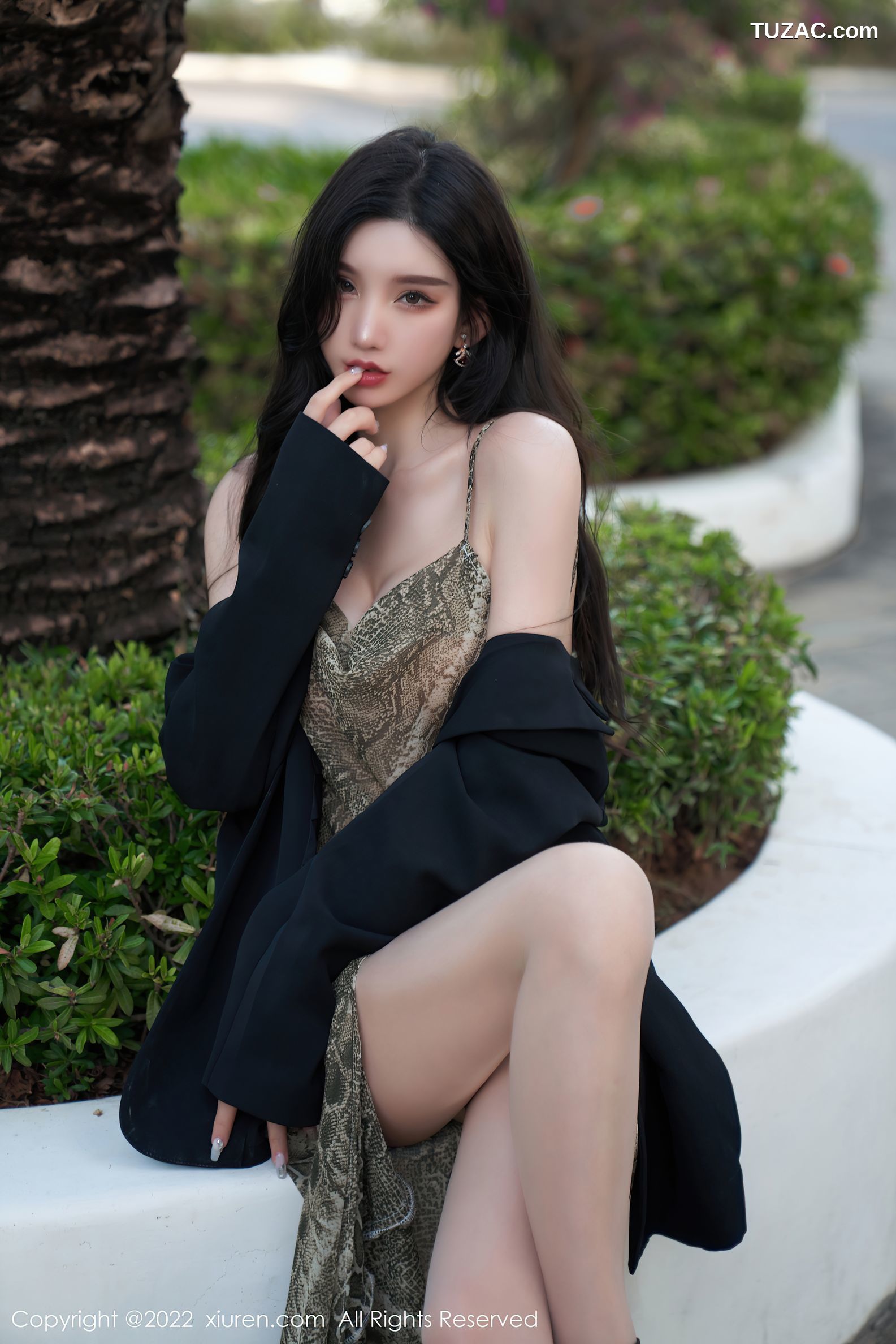 XiuRen秀人网-4676-周于希Sally-三亚旅拍吊带裙肉丝裤袜-2022.03.04