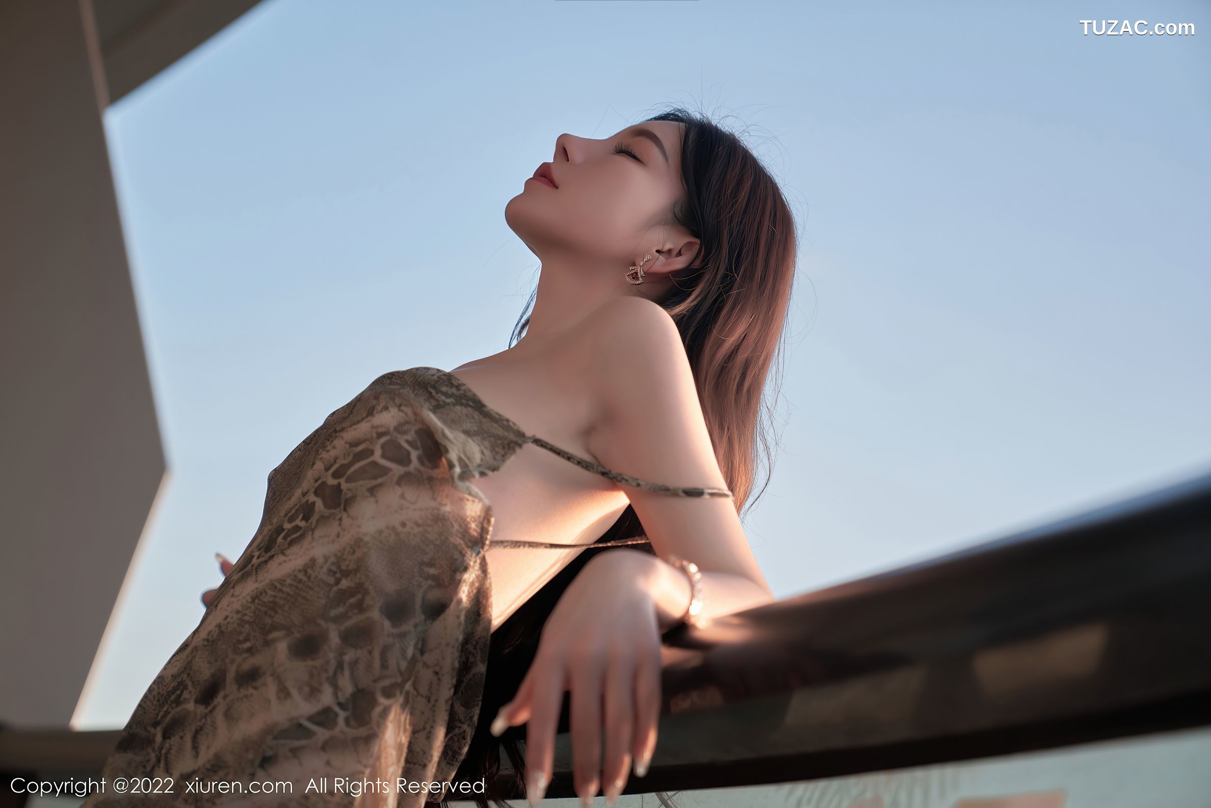XiuRen秀人网-4676-周于希Sally-三亚旅拍吊带裙肉丝裤袜-2022.03.04