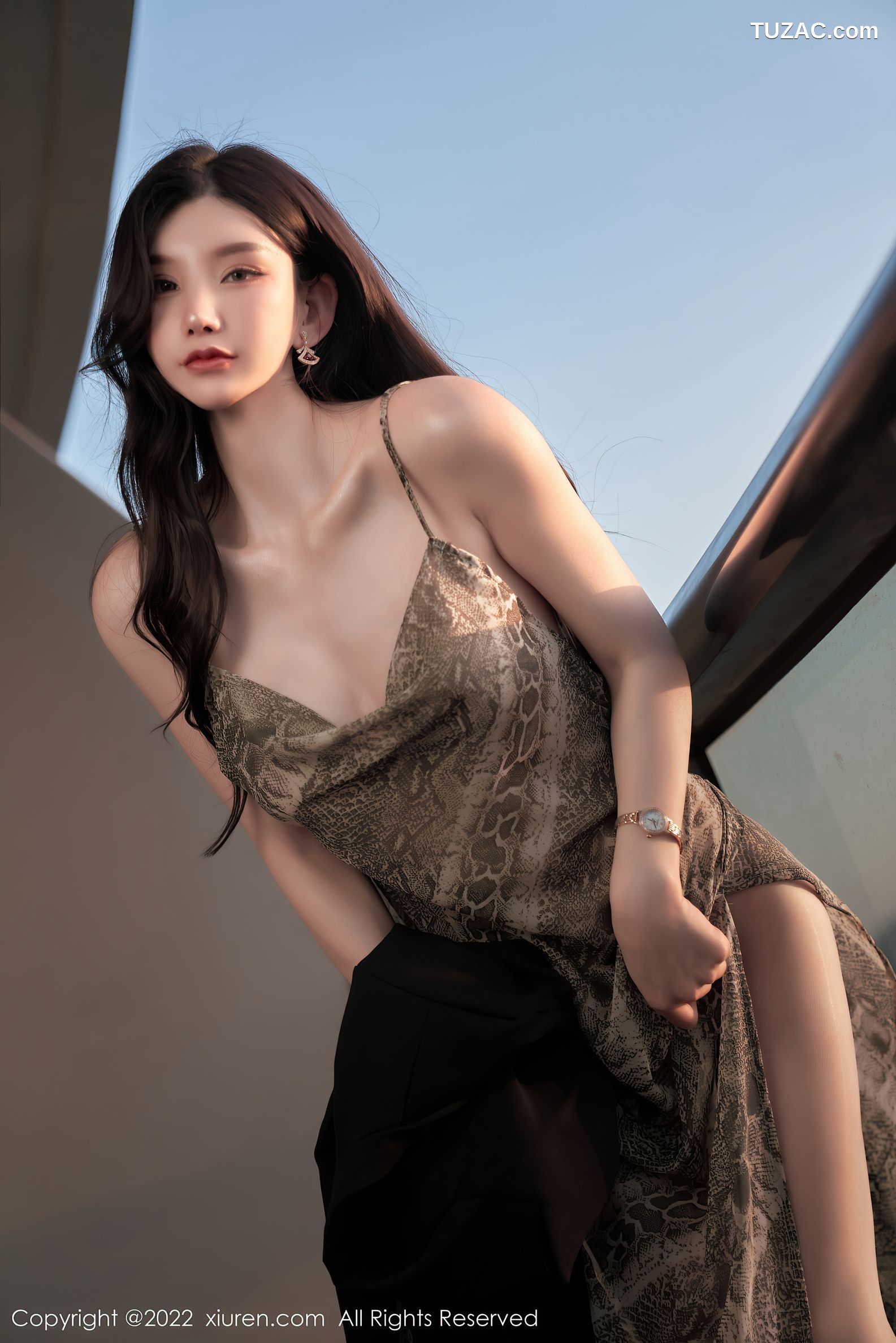 XiuRen秀人网-4676-周于希Sally-三亚旅拍吊带裙肉丝裤袜-2022.03.04