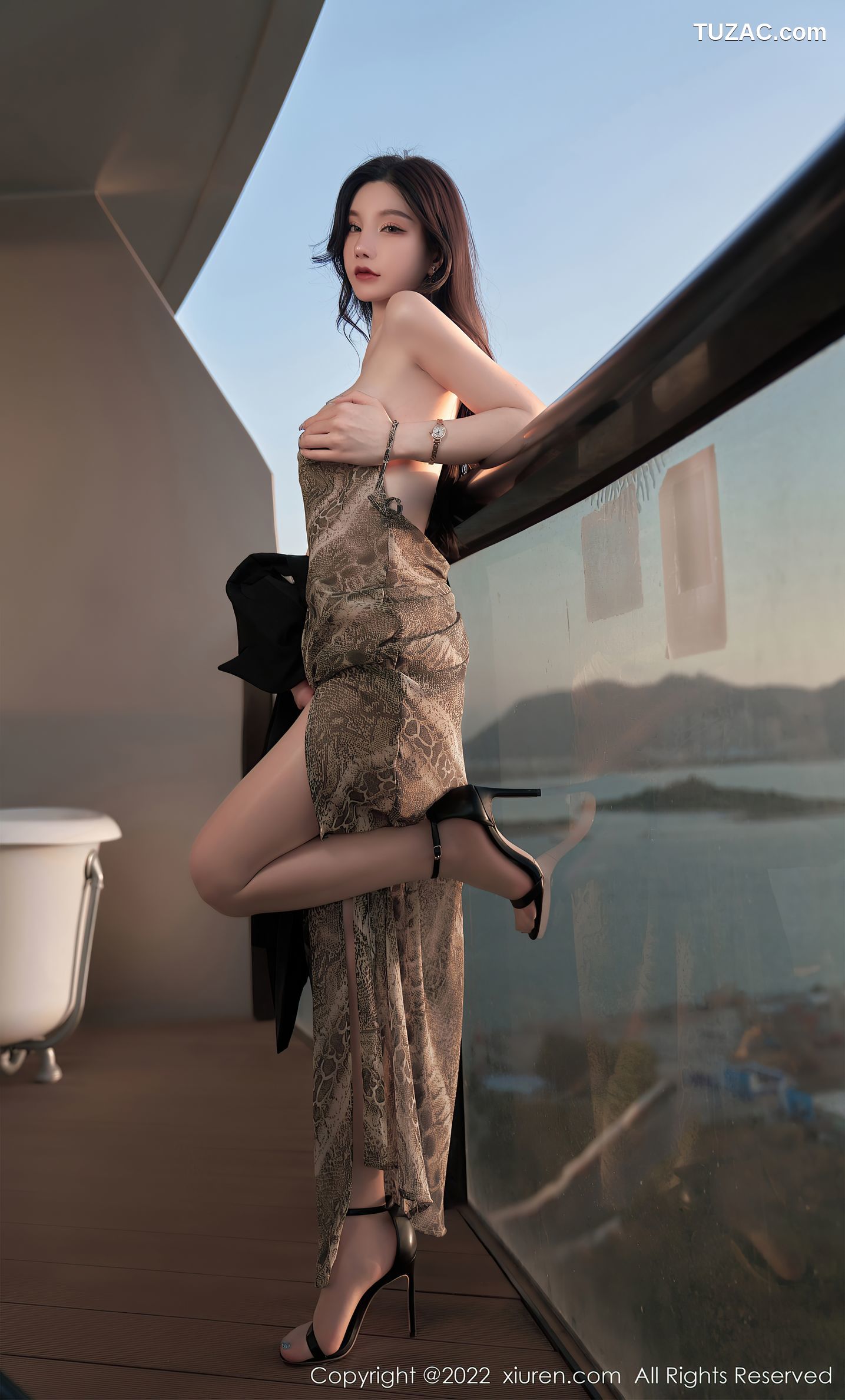 XiuRen秀人网-4676-周于希Sally-三亚旅拍吊带裙肉丝裤袜-2022.03.04