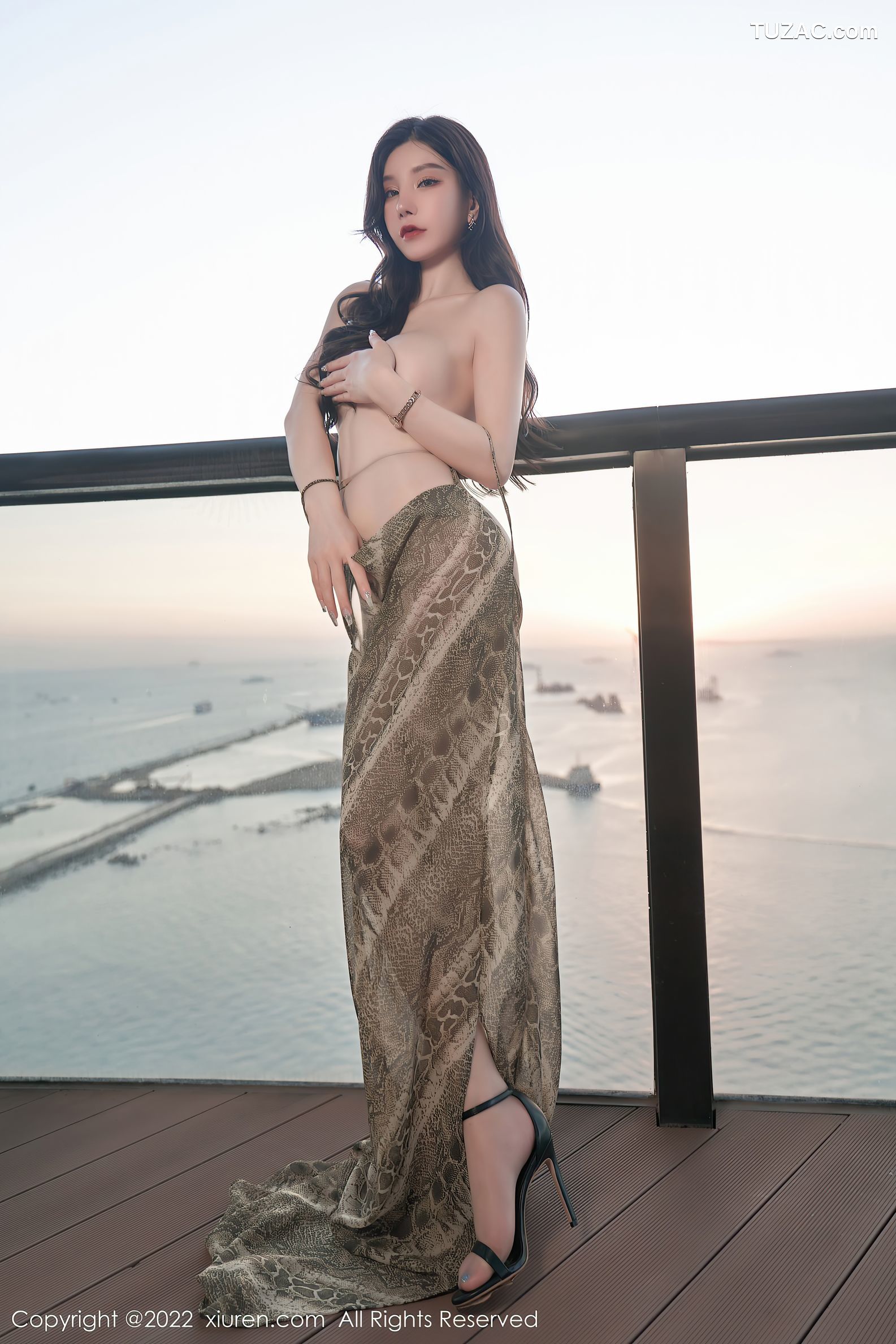 XiuRen秀人网-4676-周于希Sally-三亚旅拍吊带裙肉丝裤袜-2022.03.04