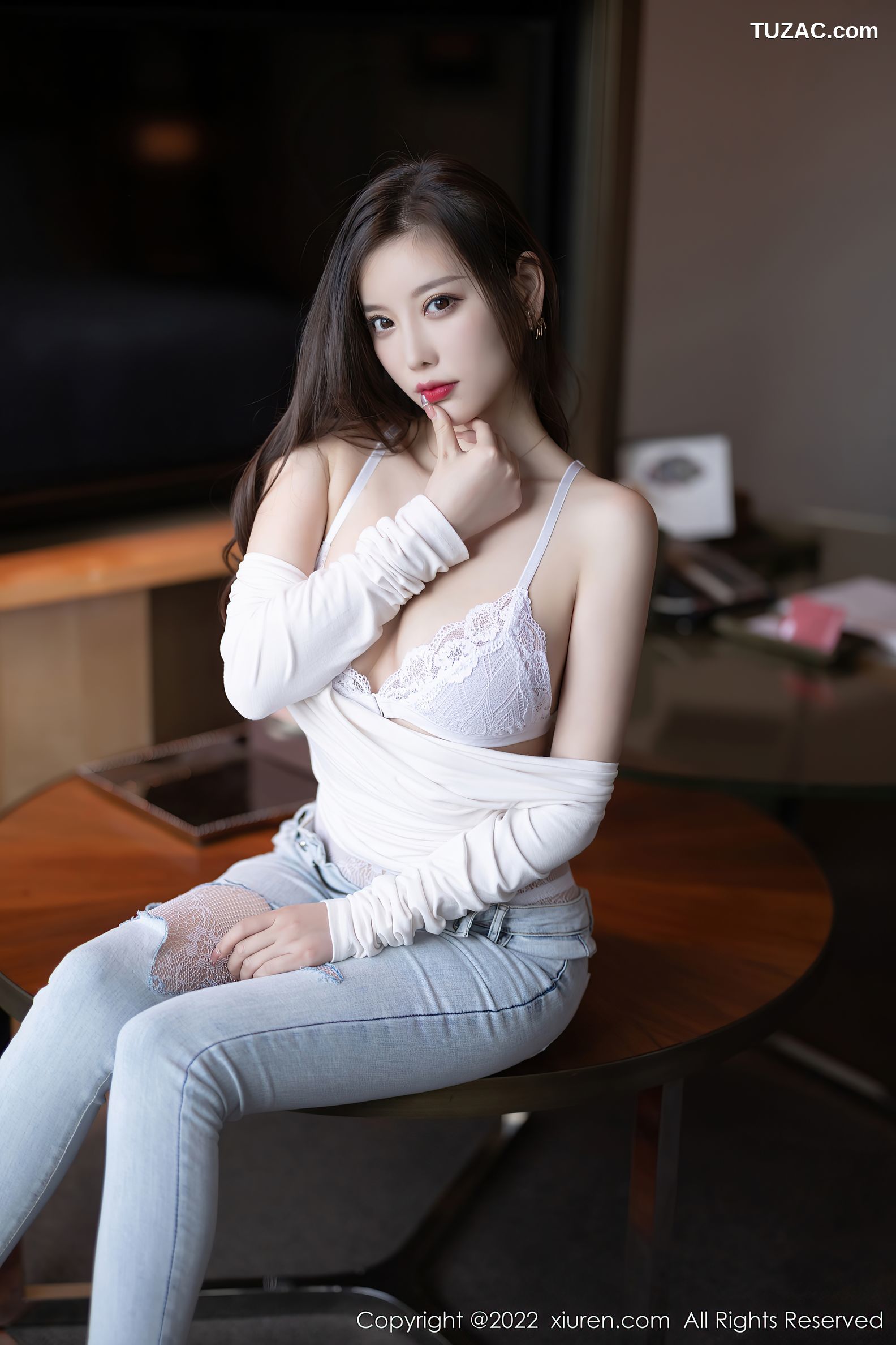 XiuRen秀人网-4682-杨晨晨Yome-白色收身衣牛仔裤蕾丝内衣-2022.03.07