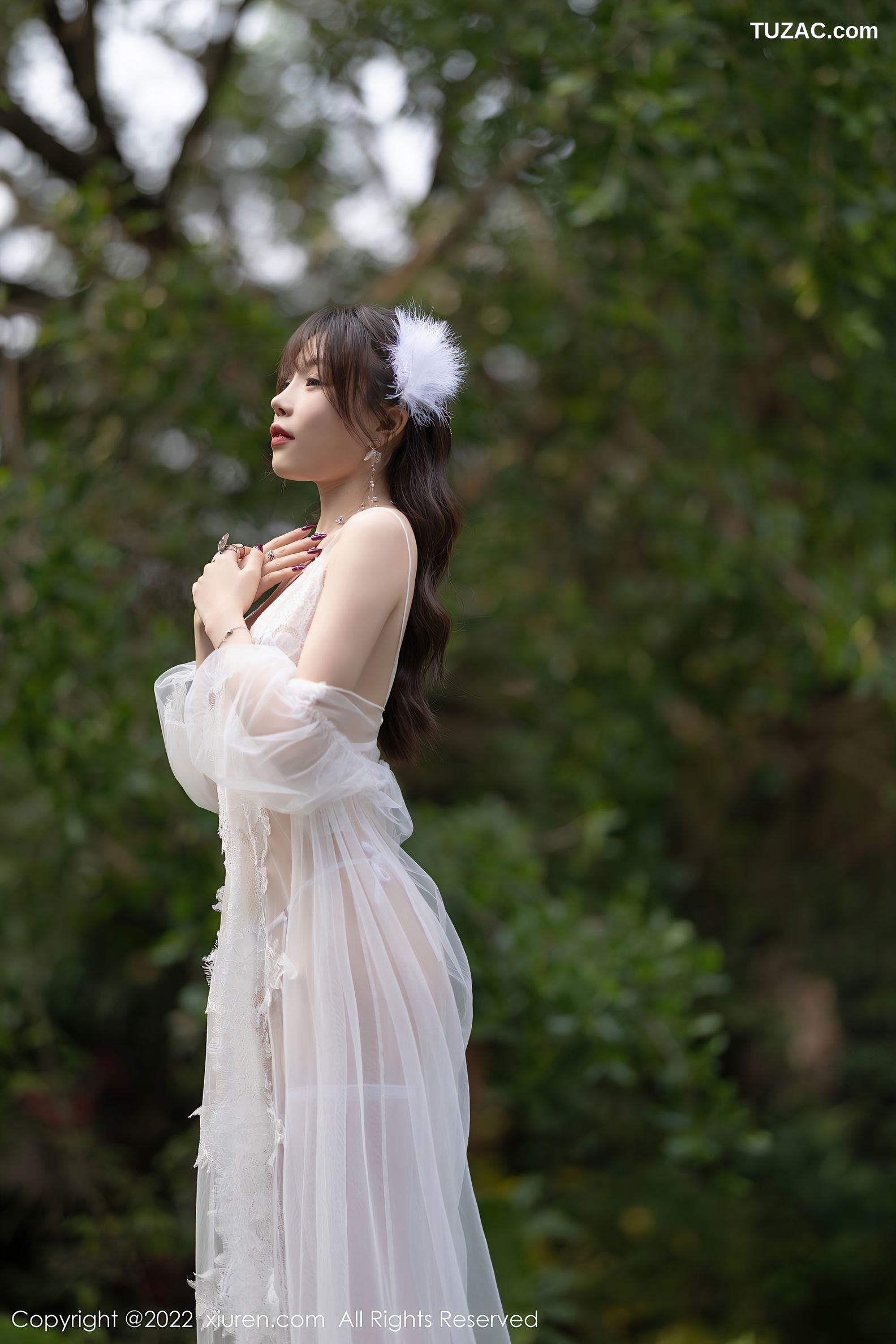 XiuRen秀人网-4704-芝芝Booty-户外白色轻透蕾丝白丝袜-2022.03.11