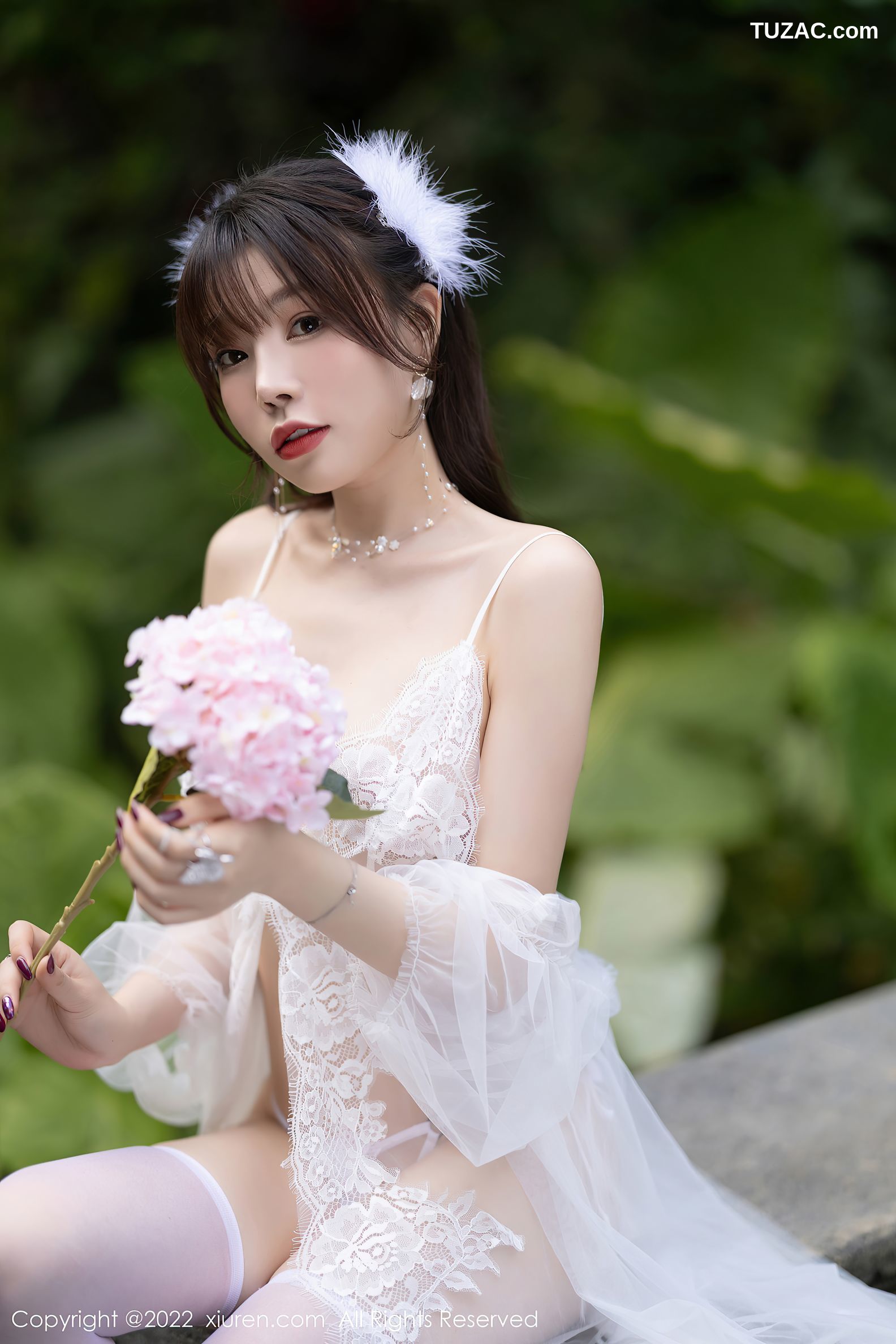 XiuRen秀人网-4704-芝芝Booty-户外白色轻透蕾丝白丝袜-2022.03.11