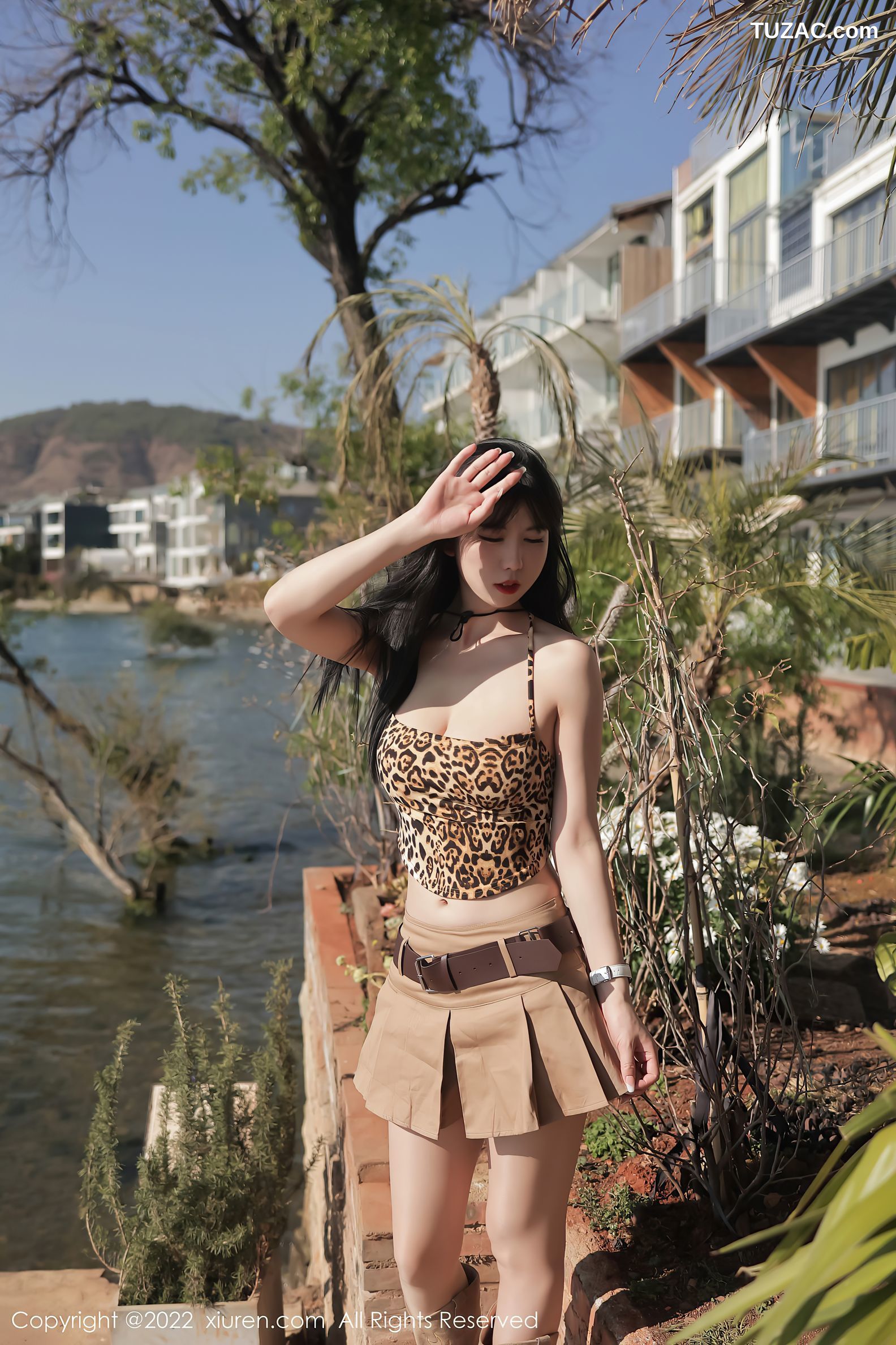 XiuRen秀人网-4715-李雅柔182CM-大理旅拍户外豹纹吊带衣短裙迷人-2022.03.15