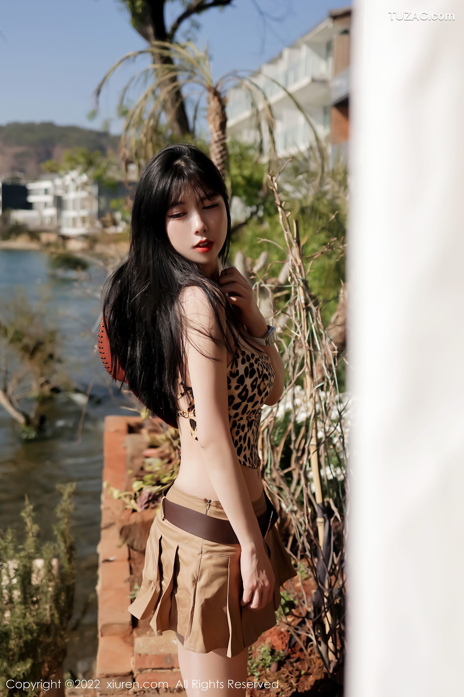 XiuRen秀人网-4715-李雅柔182CM-大理旅拍户外豹纹吊带衣短裙迷人-2022.03.15