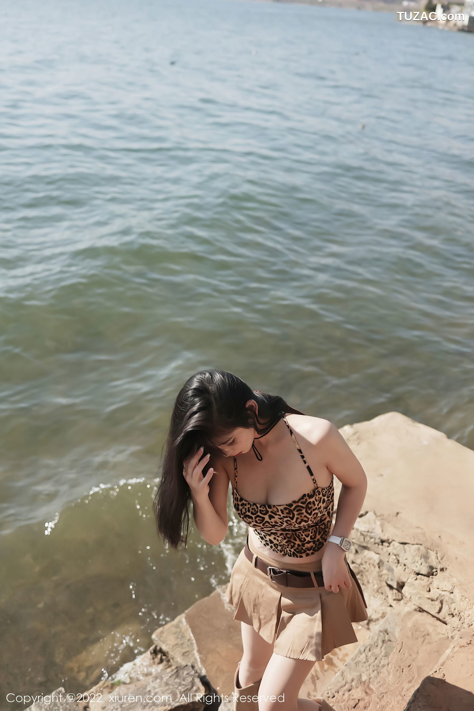 XiuRen秀人网-4715-李雅柔182CM-大理旅拍户外豹纹吊带衣短裙迷人-2022.03.15