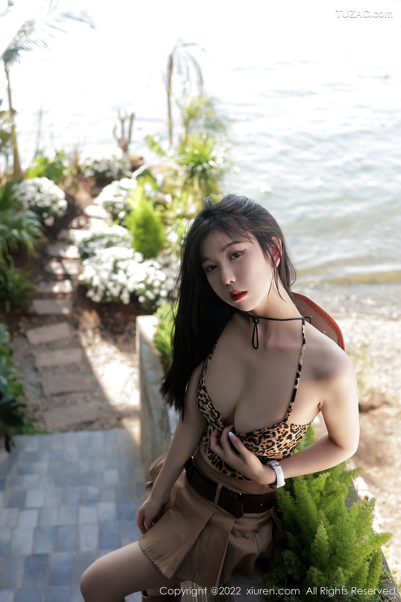 XiuRen秀人网-4715-李雅柔182CM-大理旅拍户外豹纹吊带衣短裙迷人-2022.03.15