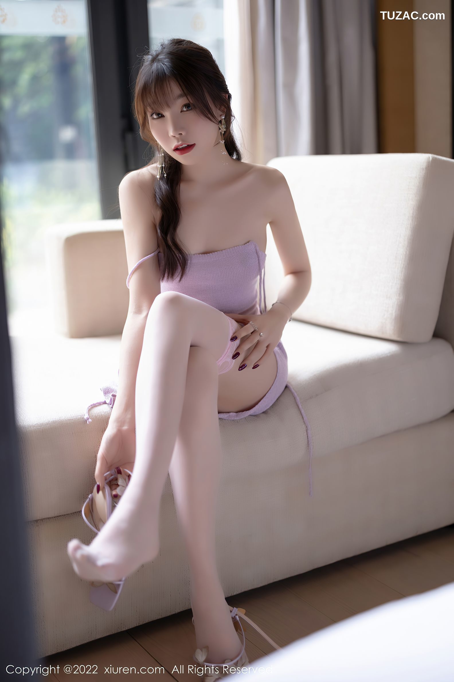 XiuRen秀人网-4734-芝芝Booty-紫色吊带长裙白色蕾丝袜-2022.03.17
