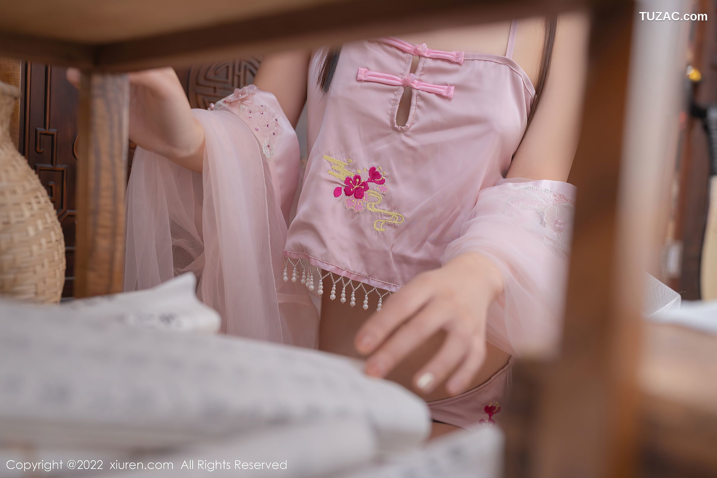 XiuRen秀人网-4749-唐安琪-珠三角旅拍古装拍摄粉色性感肚兜-2022.03.21
