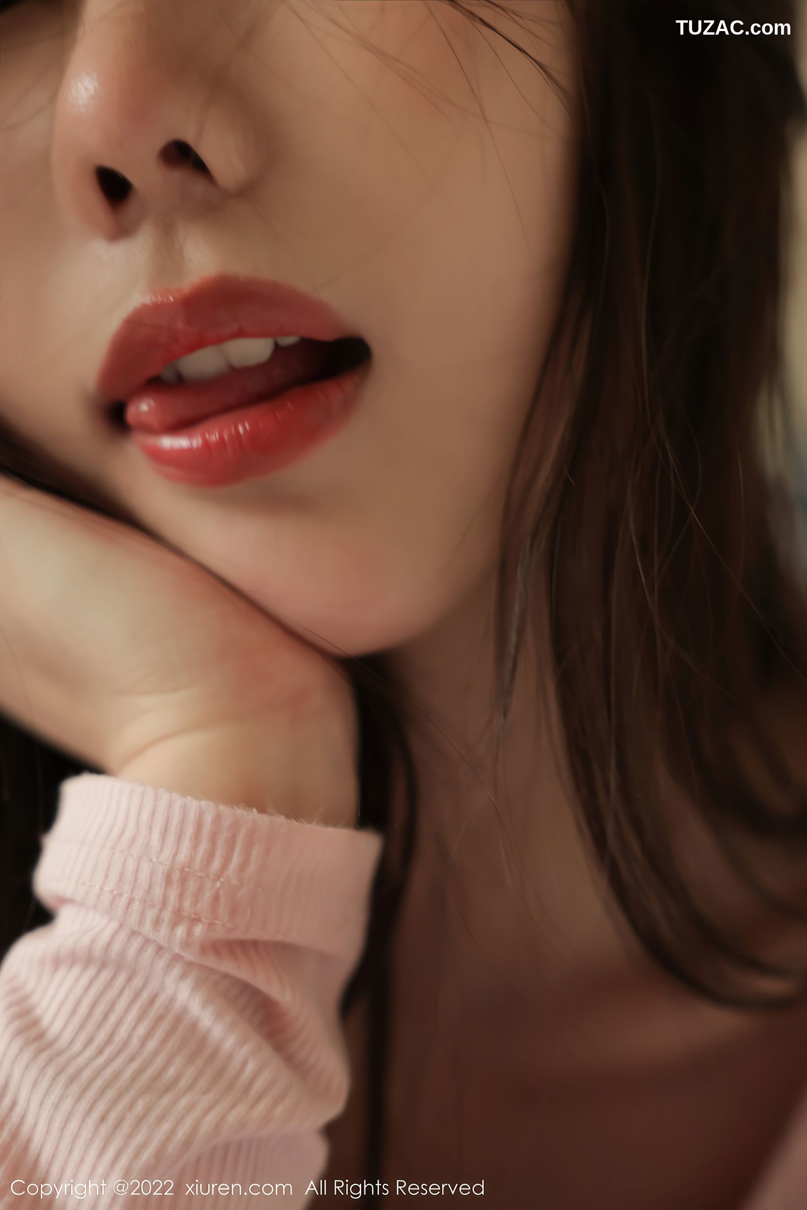 XiuRen秀人网-4817-尹甜甜-大理旅拍淡粉上衣牛仔短裤蕾丝内裤-2022.04.02