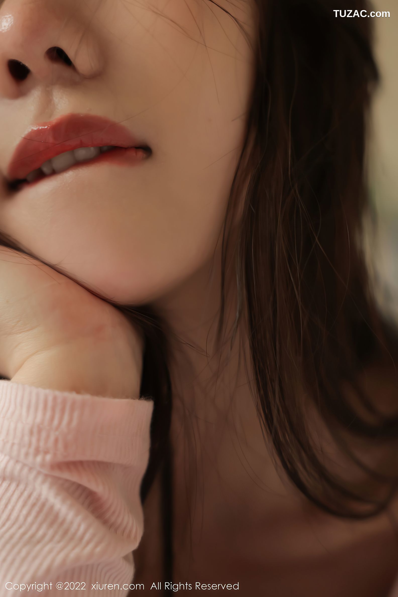 XiuRen秀人网-4817-尹甜甜-大理旅拍淡粉上衣牛仔短裤蕾丝内裤-2022.04.02