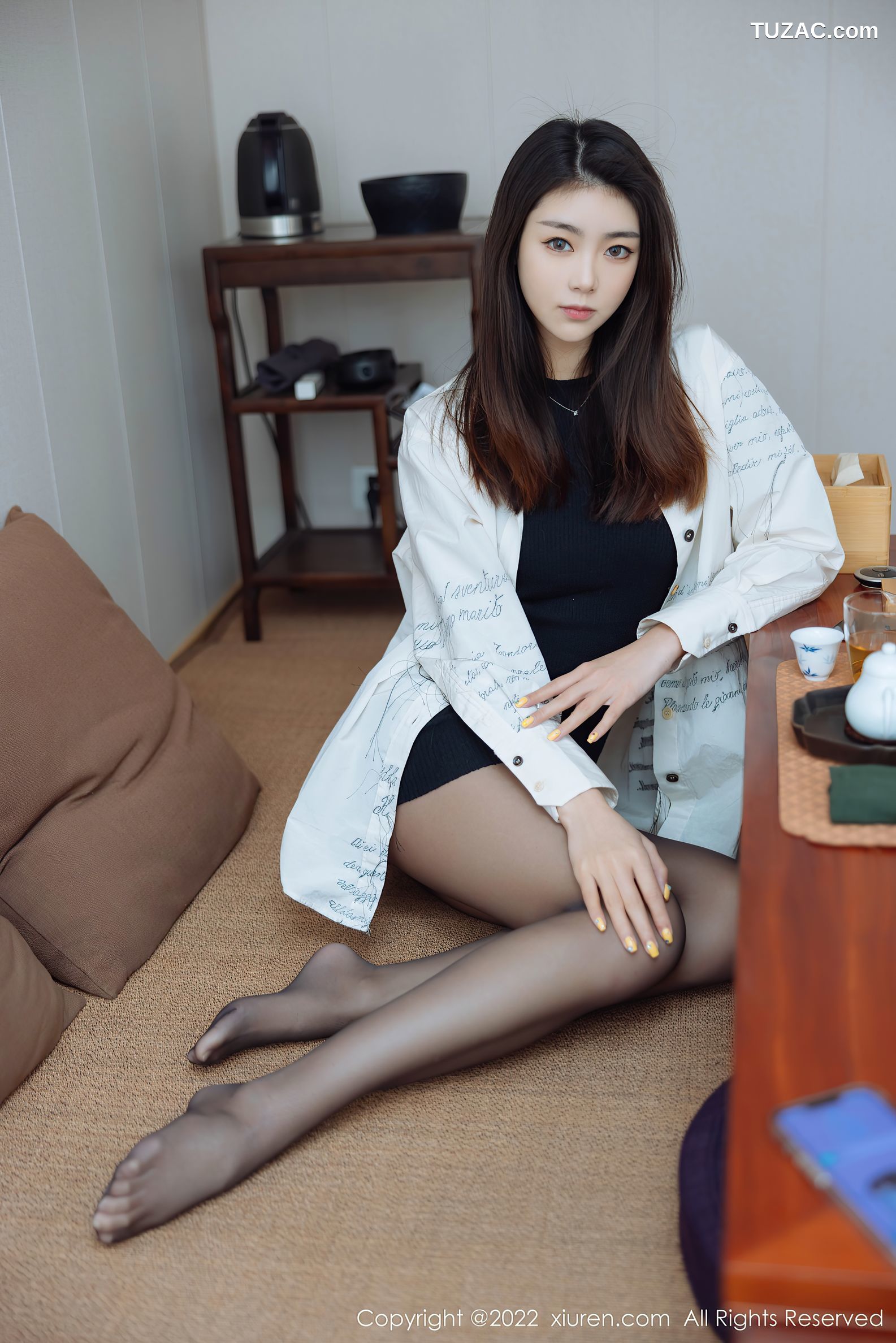 XiuRen秀人网-4832-可樂Vicky-黑色收身服饰超薄黑丝-2022.04.07