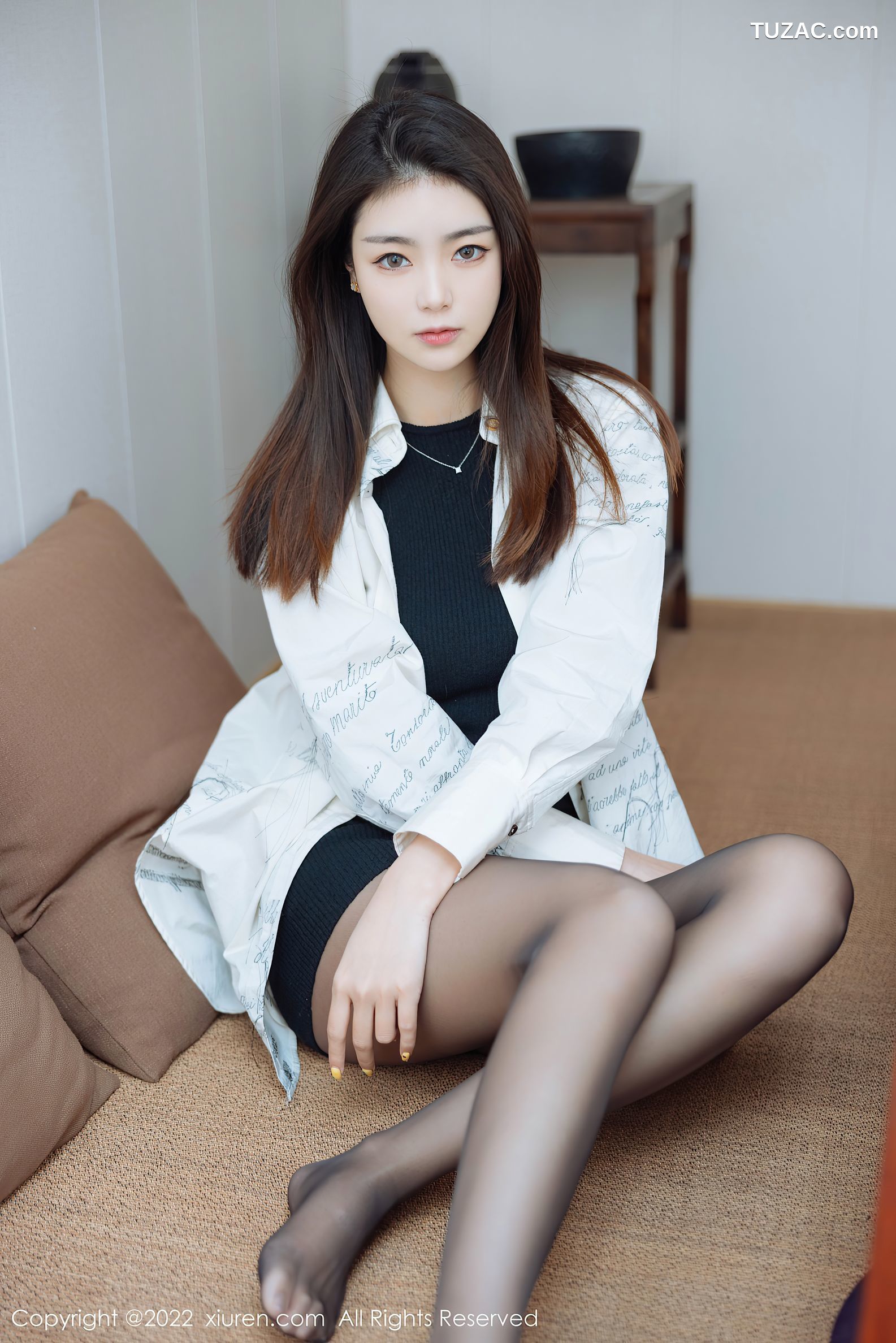 XiuRen秀人网-4832-可樂Vicky-黑色收身服饰超薄黑丝-2022.04.07