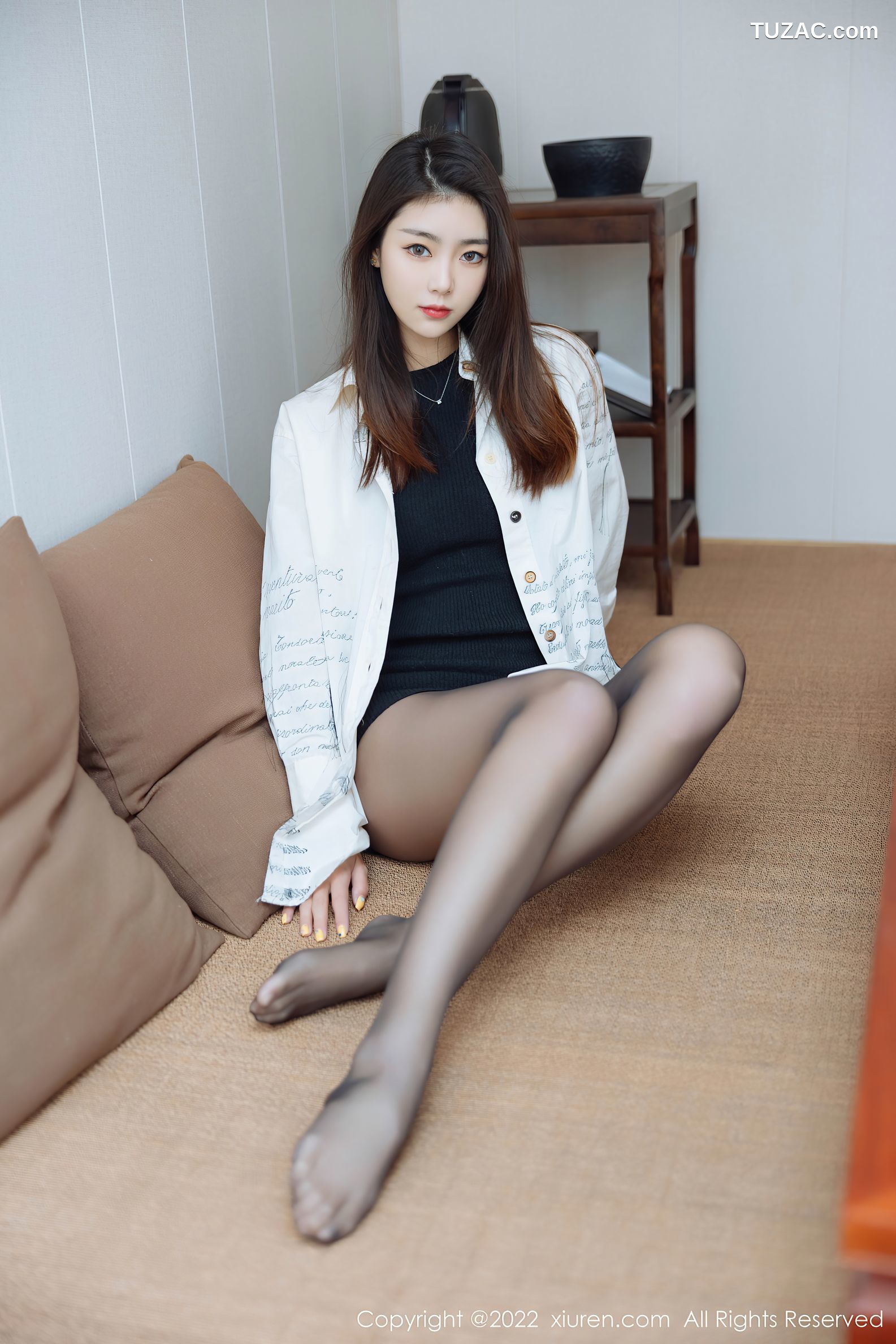 XiuRen秀人网-4832-可樂Vicky-黑色收身服饰超薄黑丝-2022.04.07