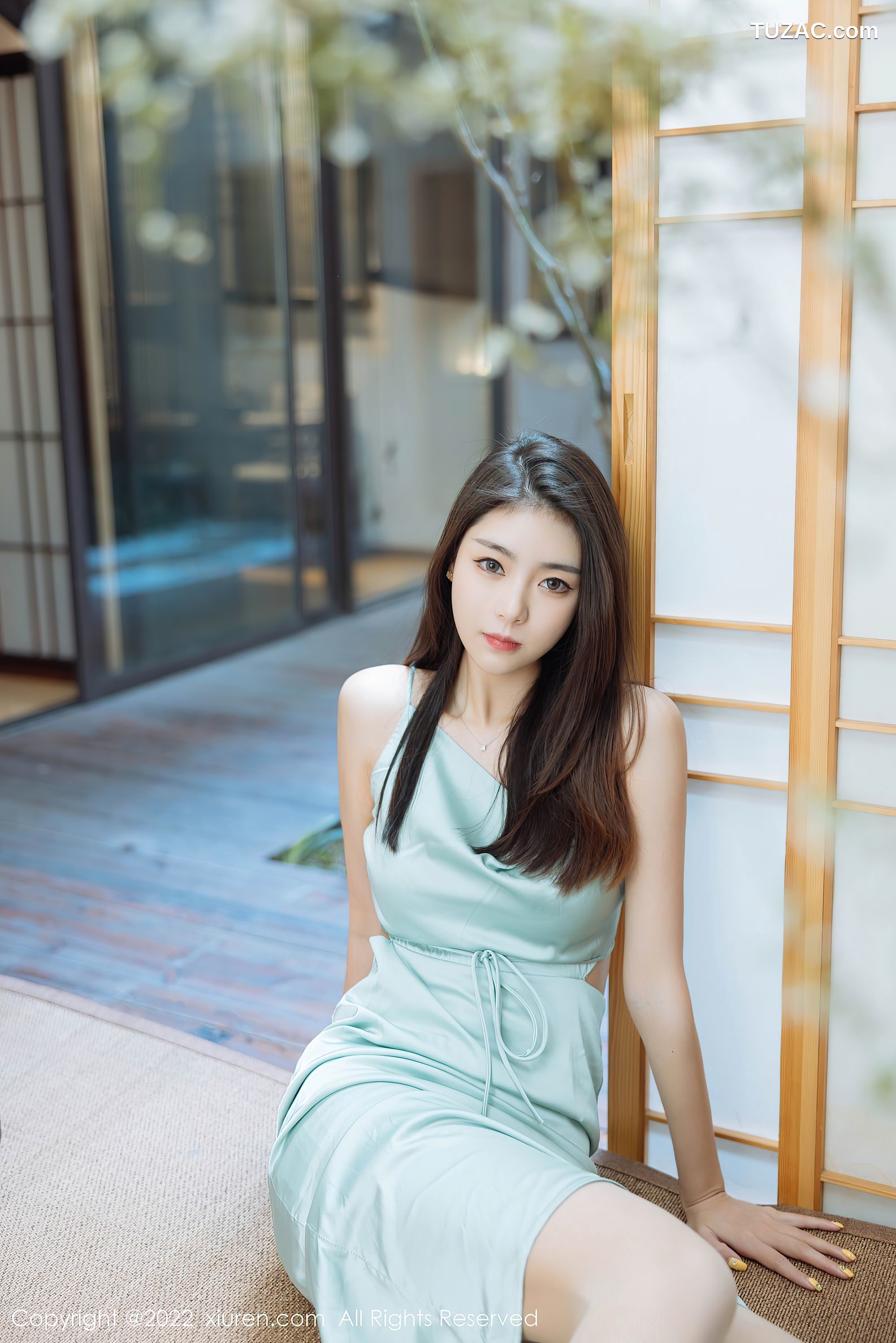 XiuRen秀人网-4832-可樂Vicky-黑色收身服饰超薄黑丝-2022.04.07