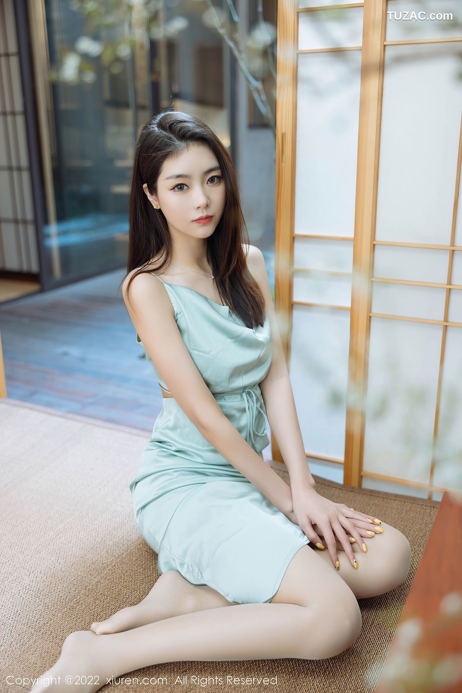 XiuRen秀人网-4832-可樂Vicky-黑色收身服饰超薄黑丝-2022.04.07