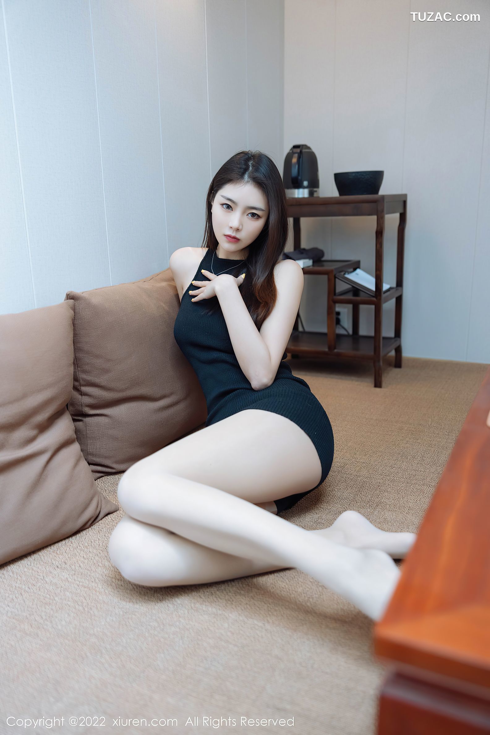 XiuRen秀人网-4832-可樂Vicky-黑色收身服饰超薄黑丝-2022.04.07