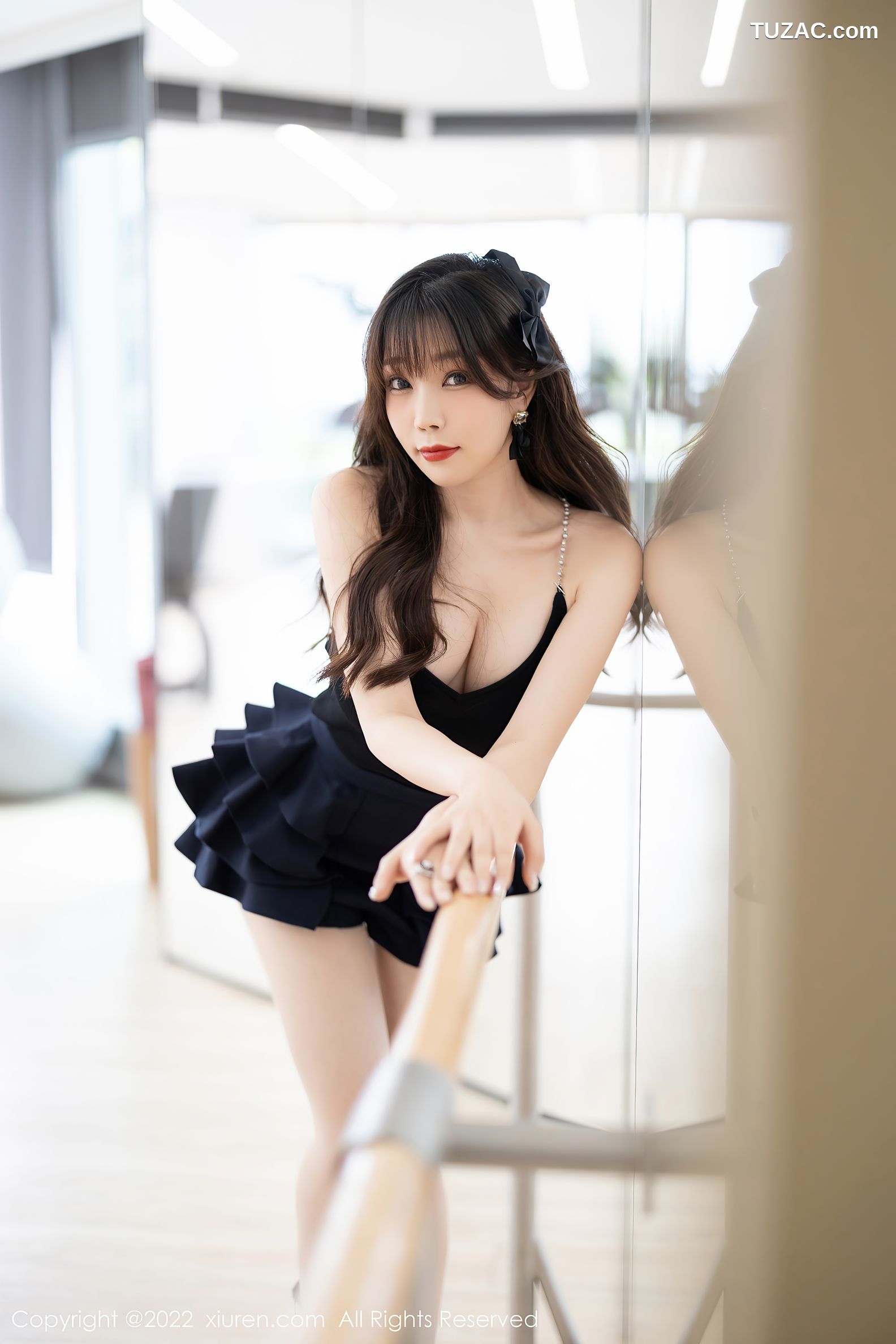 XiuRen秀人网-4840-芝芝Booty-性感深V吊带裙肉丝-白色蕾丝内衣-2022.04.08