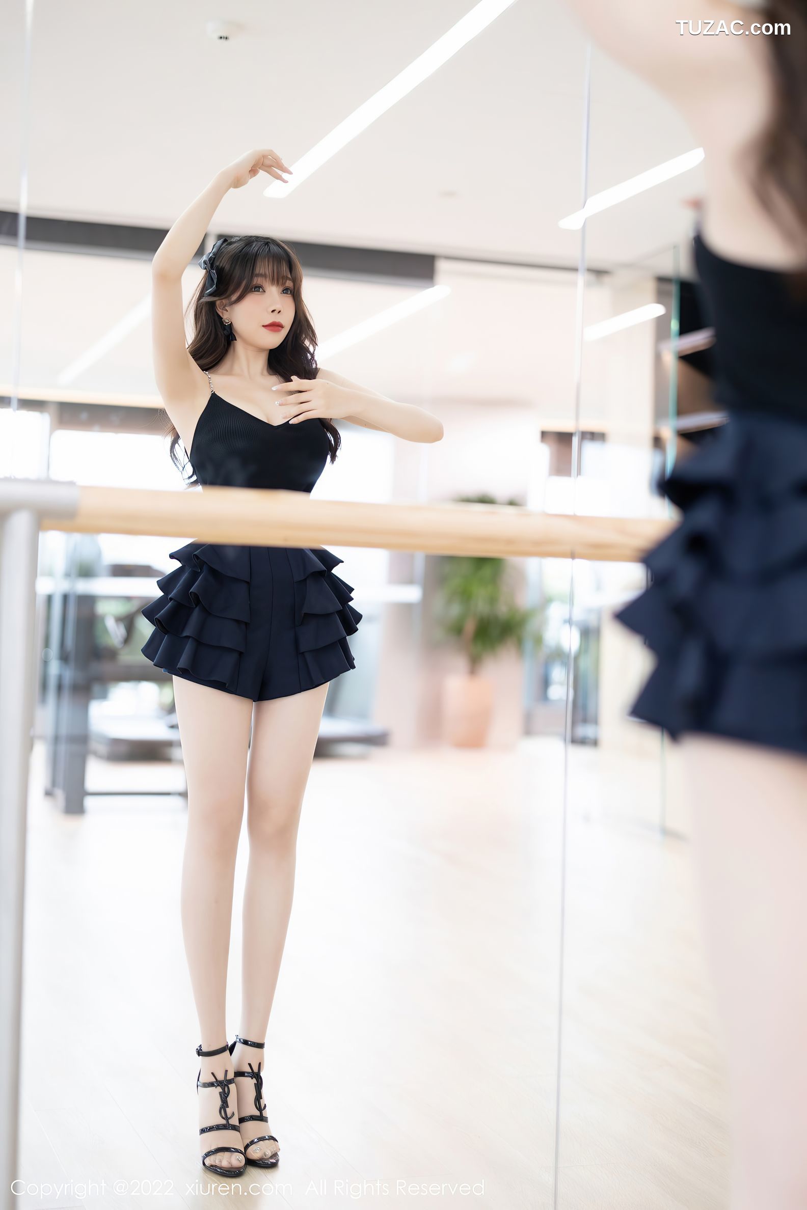 XiuRen秀人网-4840-芝芝Booty-性感深V吊带裙肉丝-白色蕾丝内衣-2022.04.08