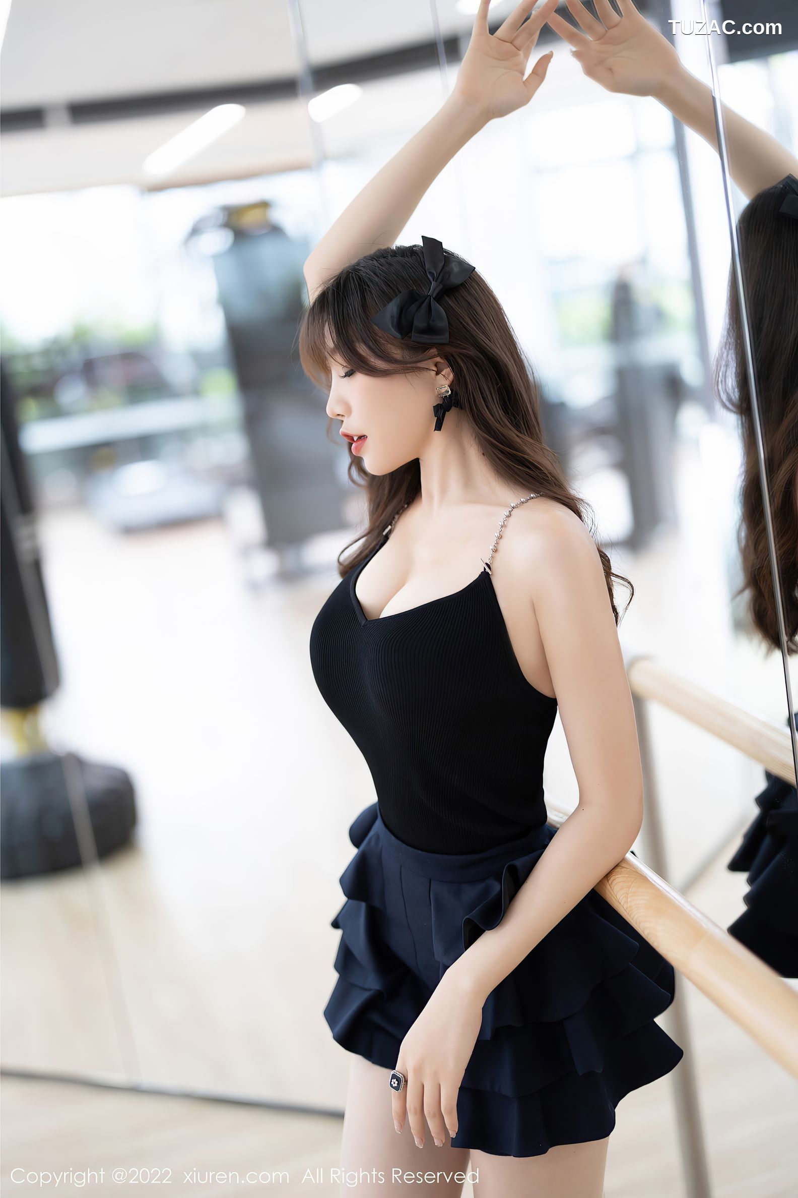 XiuRen秀人网-4840-芝芝Booty-性感深V吊带裙肉丝-白色蕾丝内衣-2022.04.08