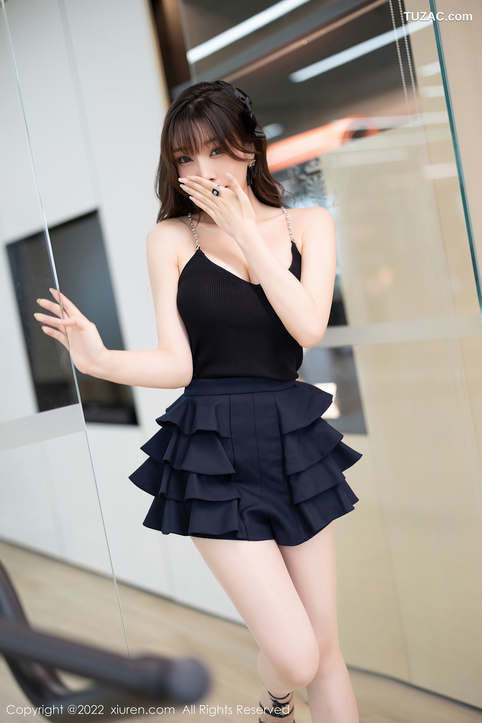 XiuRen秀人网-4840-芝芝Booty-性感深V吊带裙肉丝-白色蕾丝内衣-2022.04.08