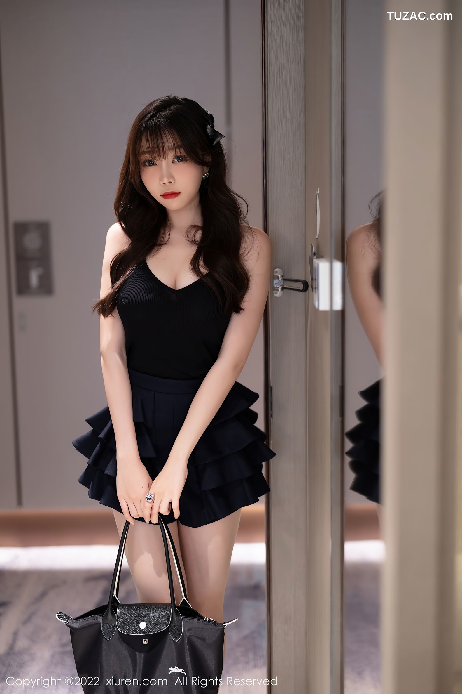 XiuRen秀人网-4840-芝芝Booty-性感深V吊带裙肉丝-白色蕾丝内衣-2022.04.08