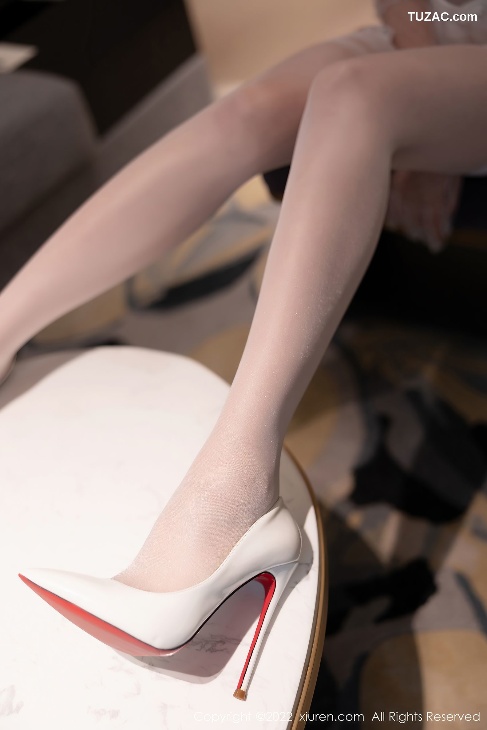 XiuRen秀人网-4840-芝芝Booty-性感深V吊带裙肉丝-白色蕾丝内衣-2022.04.08