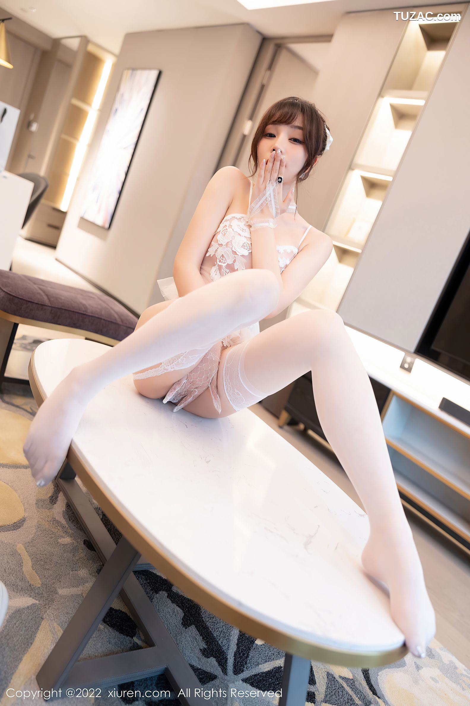 XiuRen秀人网-4840-芝芝Booty-性感深V吊带裙肉丝-白色蕾丝内衣-2022.04.08