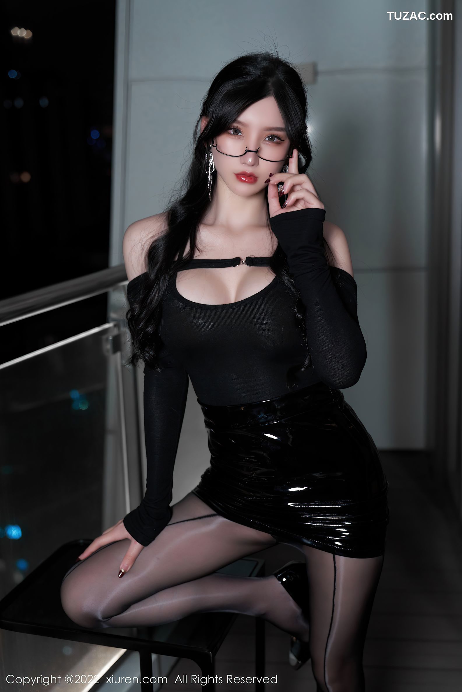 XiuRen秀人网-4843-周于希Sally-性感黑色服饰闪亮黑丝-2022.04.08