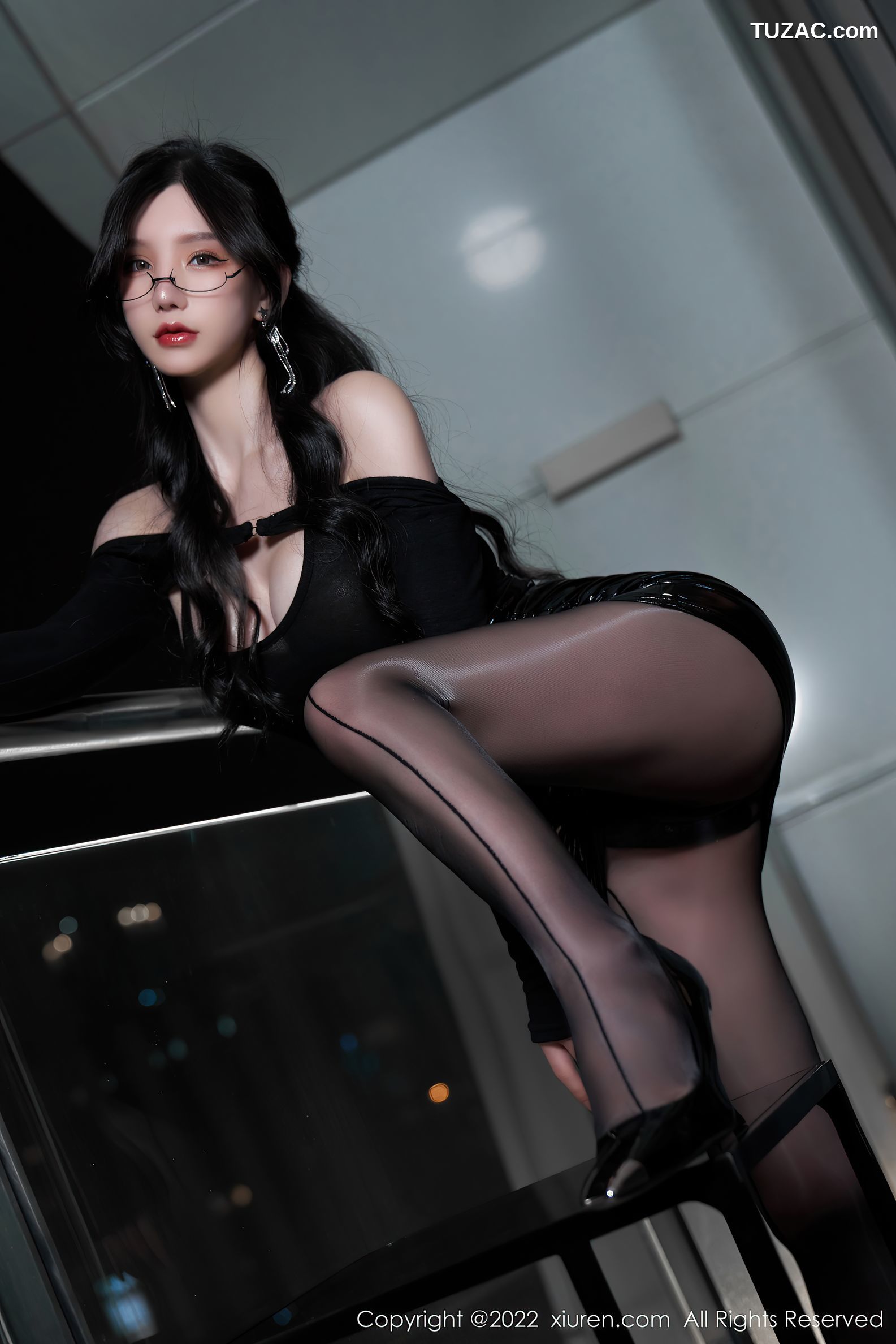 XiuRen秀人网-4843-周于希Sally-性感黑色服饰闪亮黑丝-2022.04.08