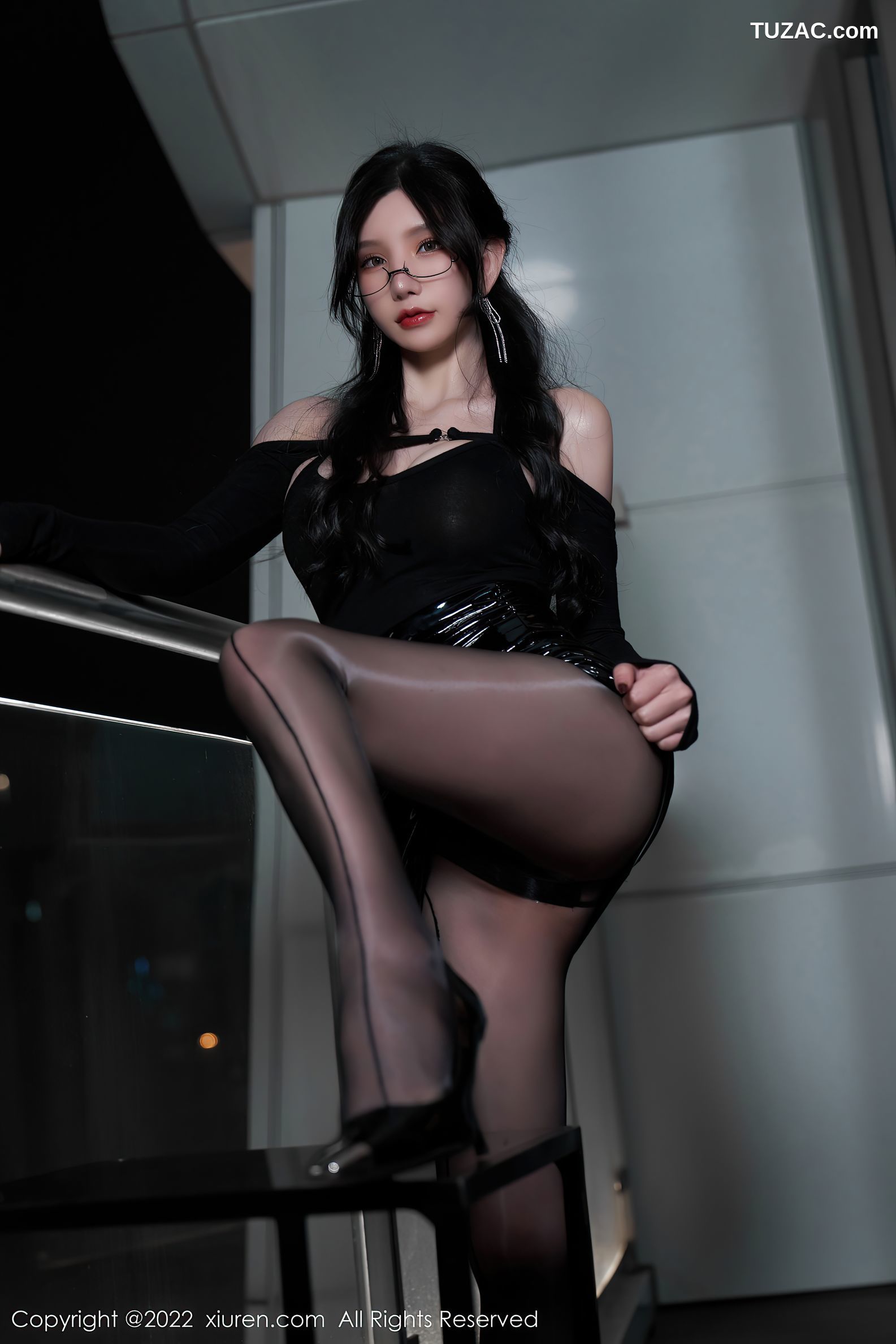 XiuRen秀人网-4843-周于希Sally-性感黑色服饰闪亮黑丝-2022.04.08