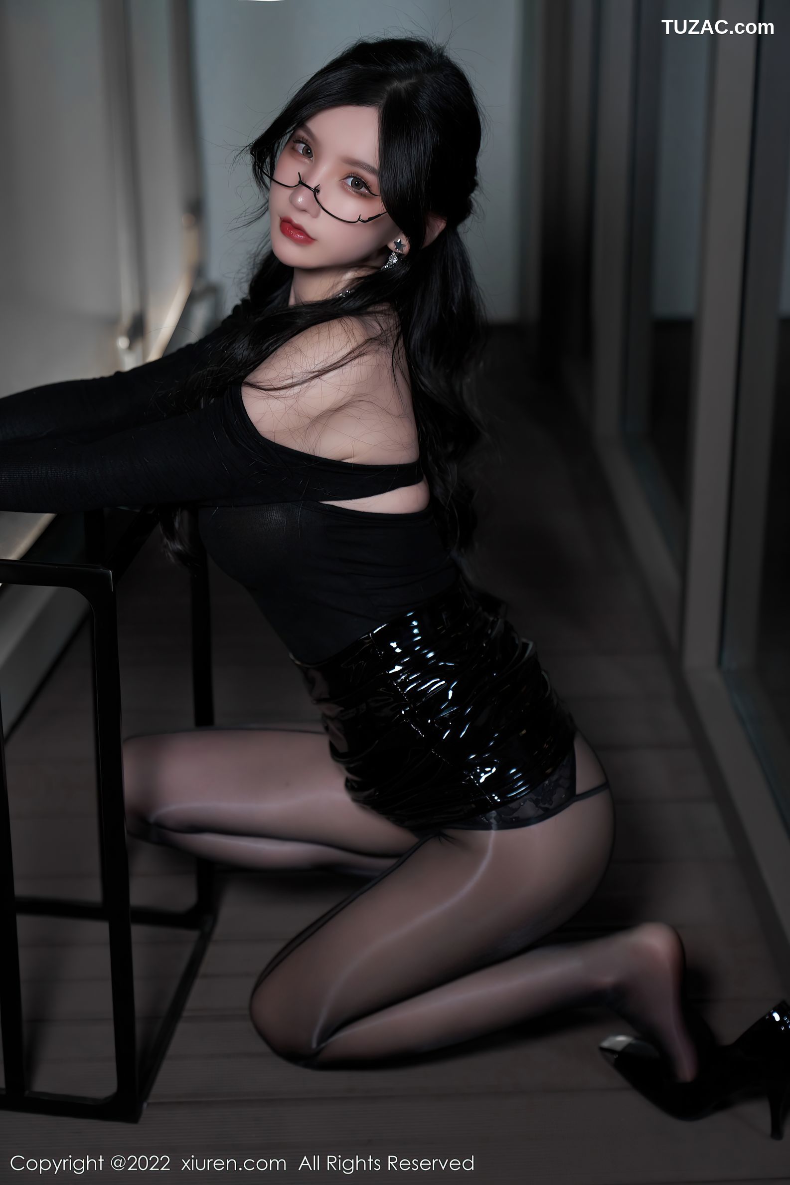 XiuRen秀人网-4843-周于希Sally-性感黑色服饰闪亮黑丝-2022.04.08