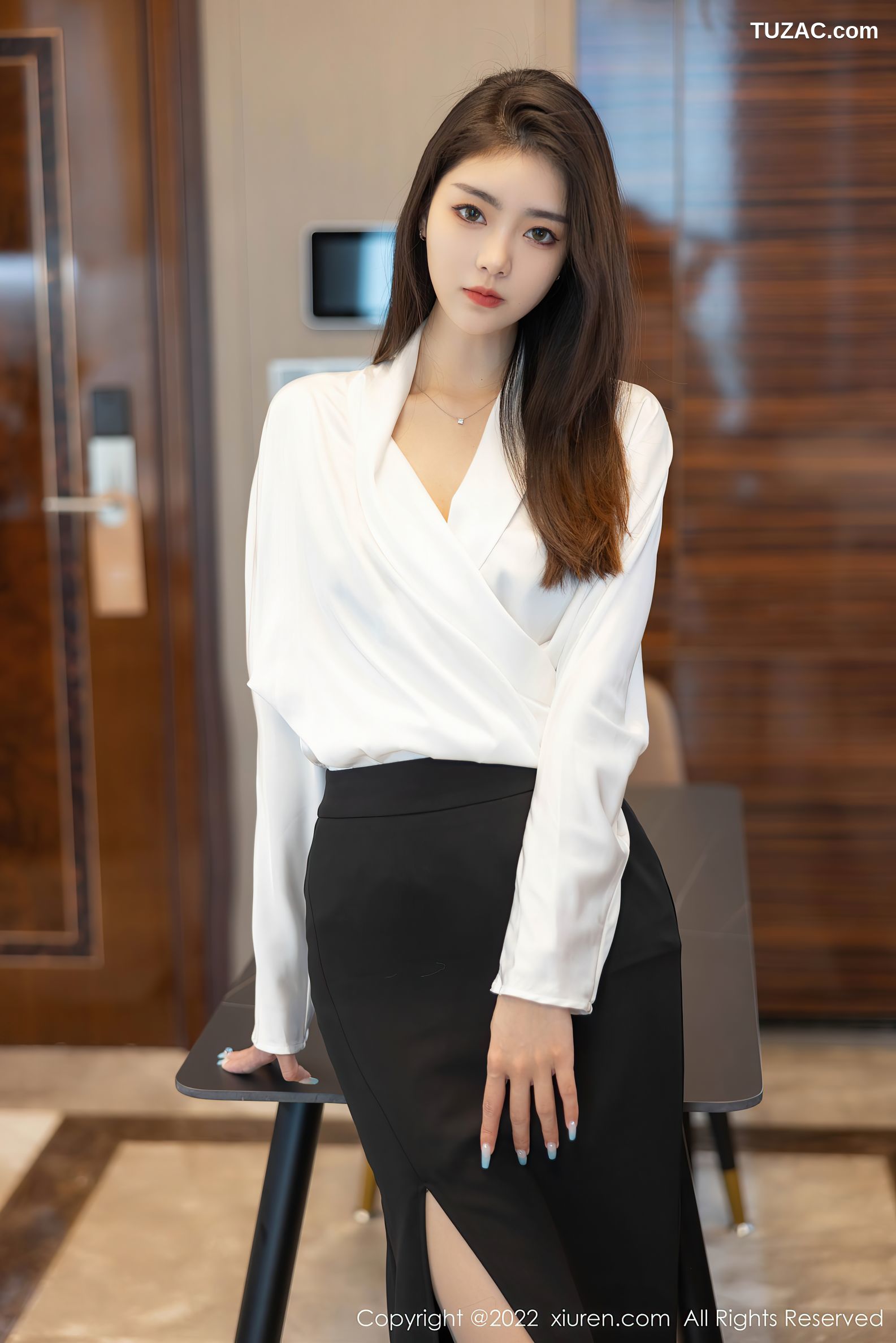 XiuRen秀人网-4869-可樂Vicky-白色上衣黑色裙子超薄肉丝-2022.04.14