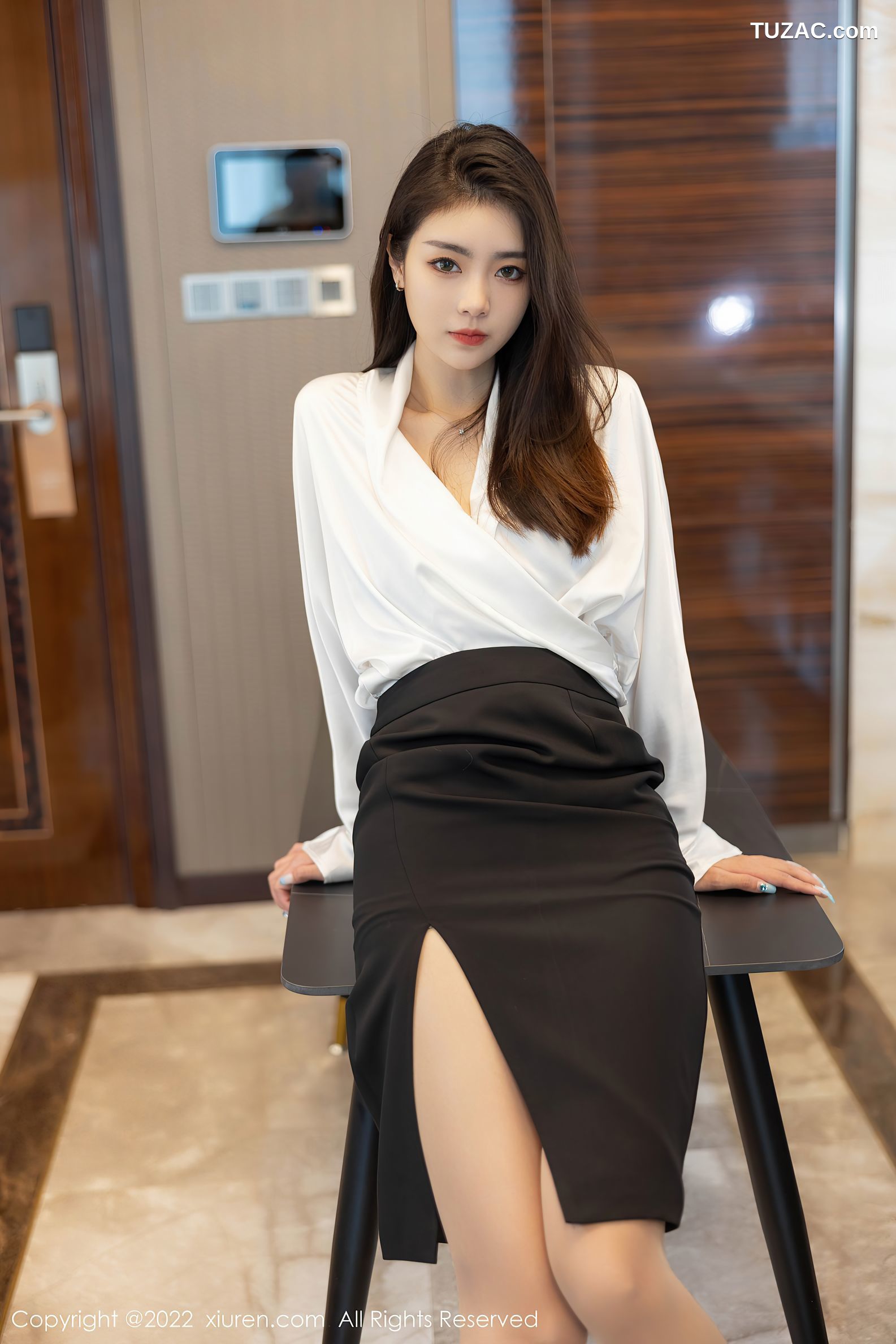 XiuRen秀人网-4869-可樂Vicky-白色上衣黑色裙子超薄肉丝-2022.04.14