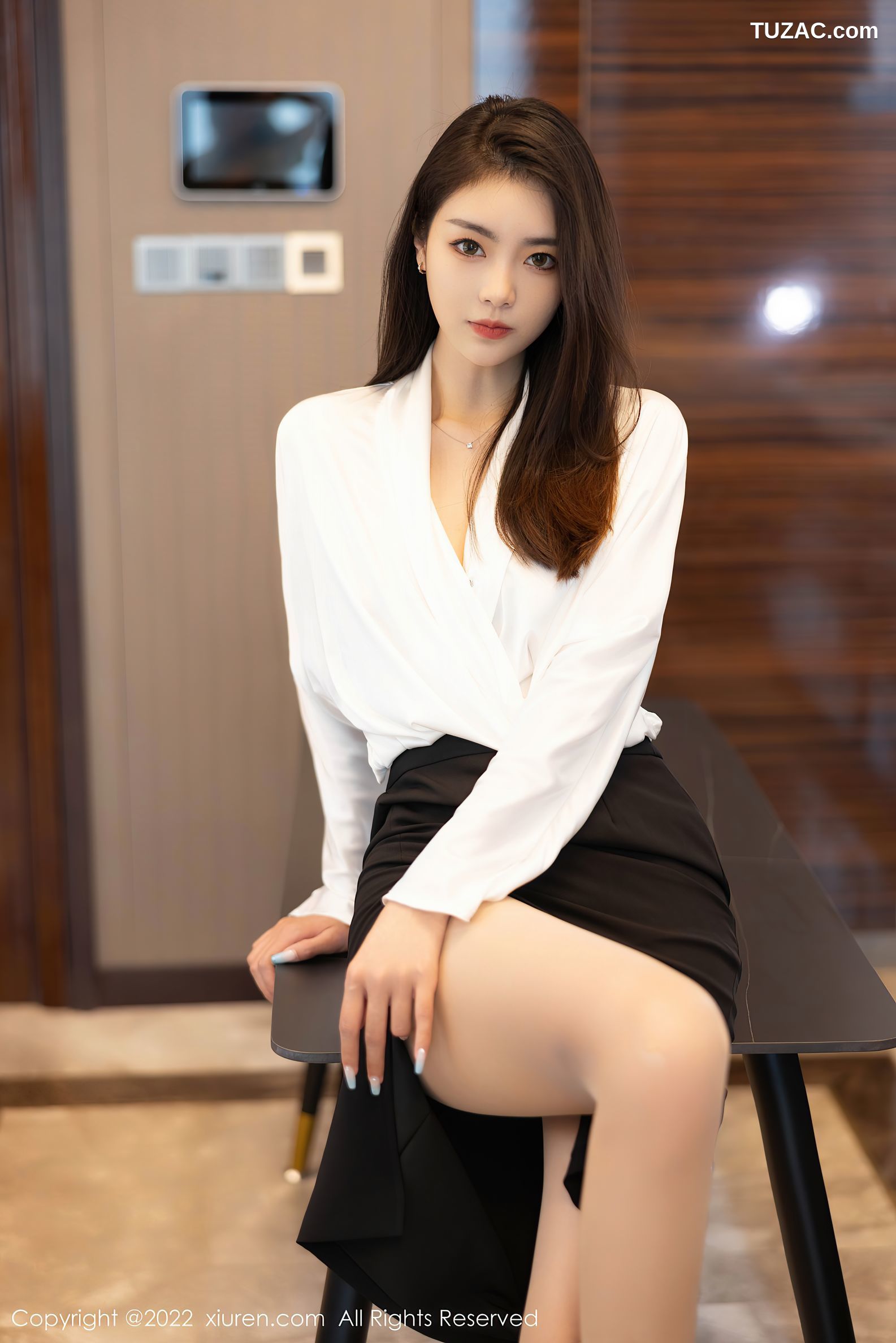 XiuRen秀人网-4869-可樂Vicky-白色上衣黑色裙子超薄肉丝-2022.04.14