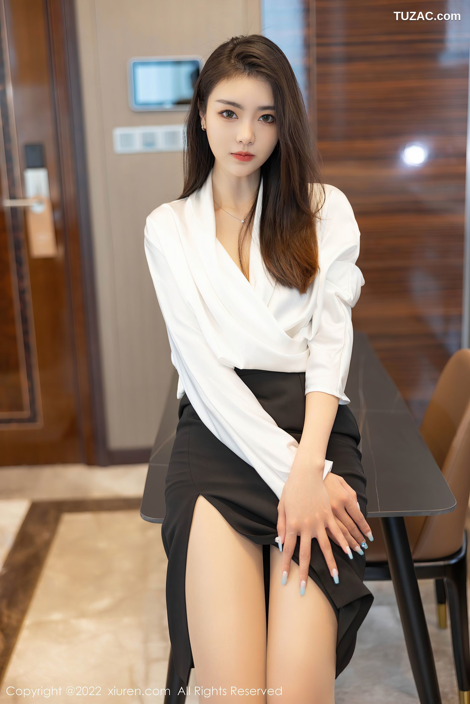 XiuRen秀人网-4869-可樂Vicky-白色上衣黑色裙子超薄肉丝-2022.04.14