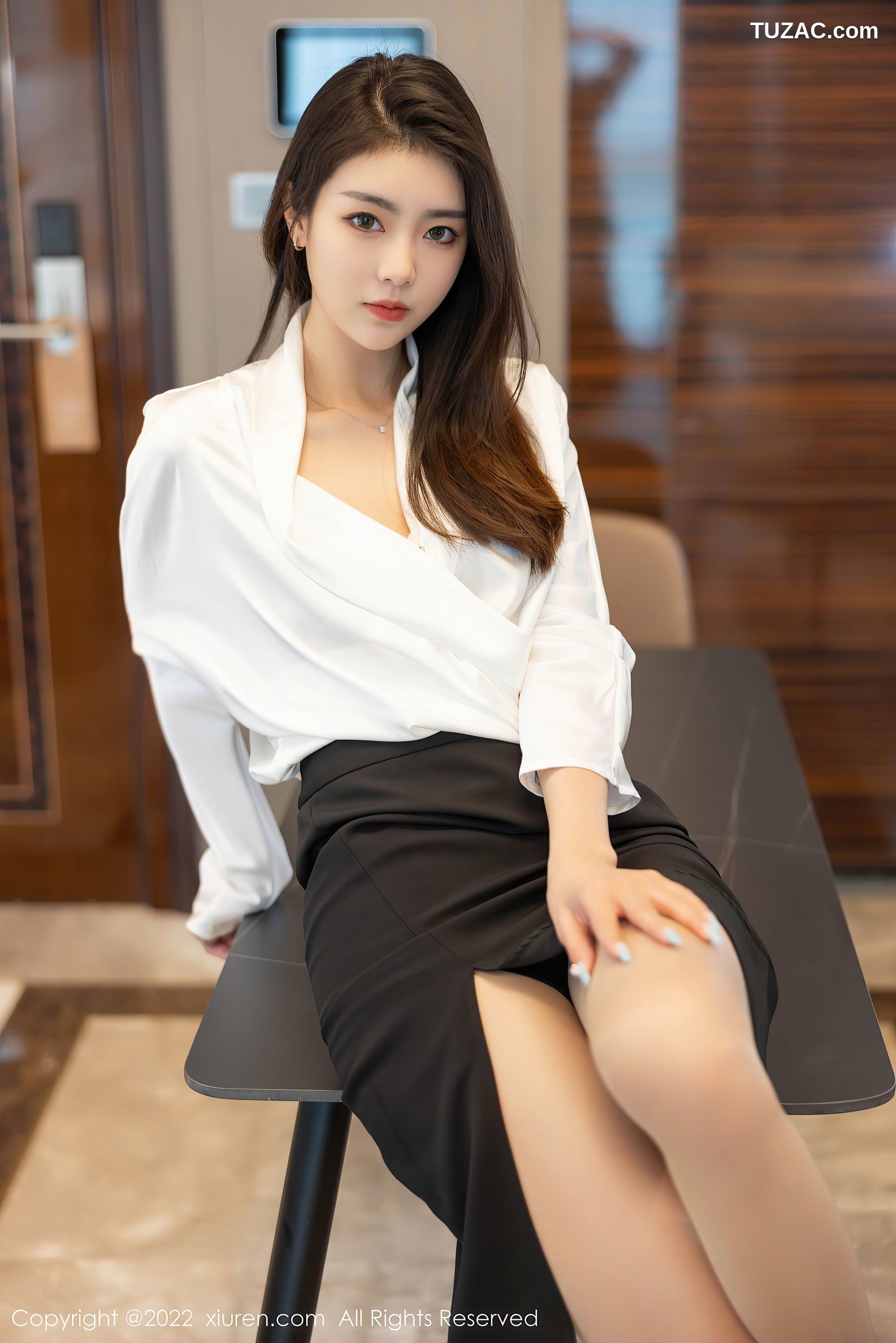 XiuRen秀人网-4869-可樂Vicky-白色上衣黑色裙子超薄肉丝-2022.04.14