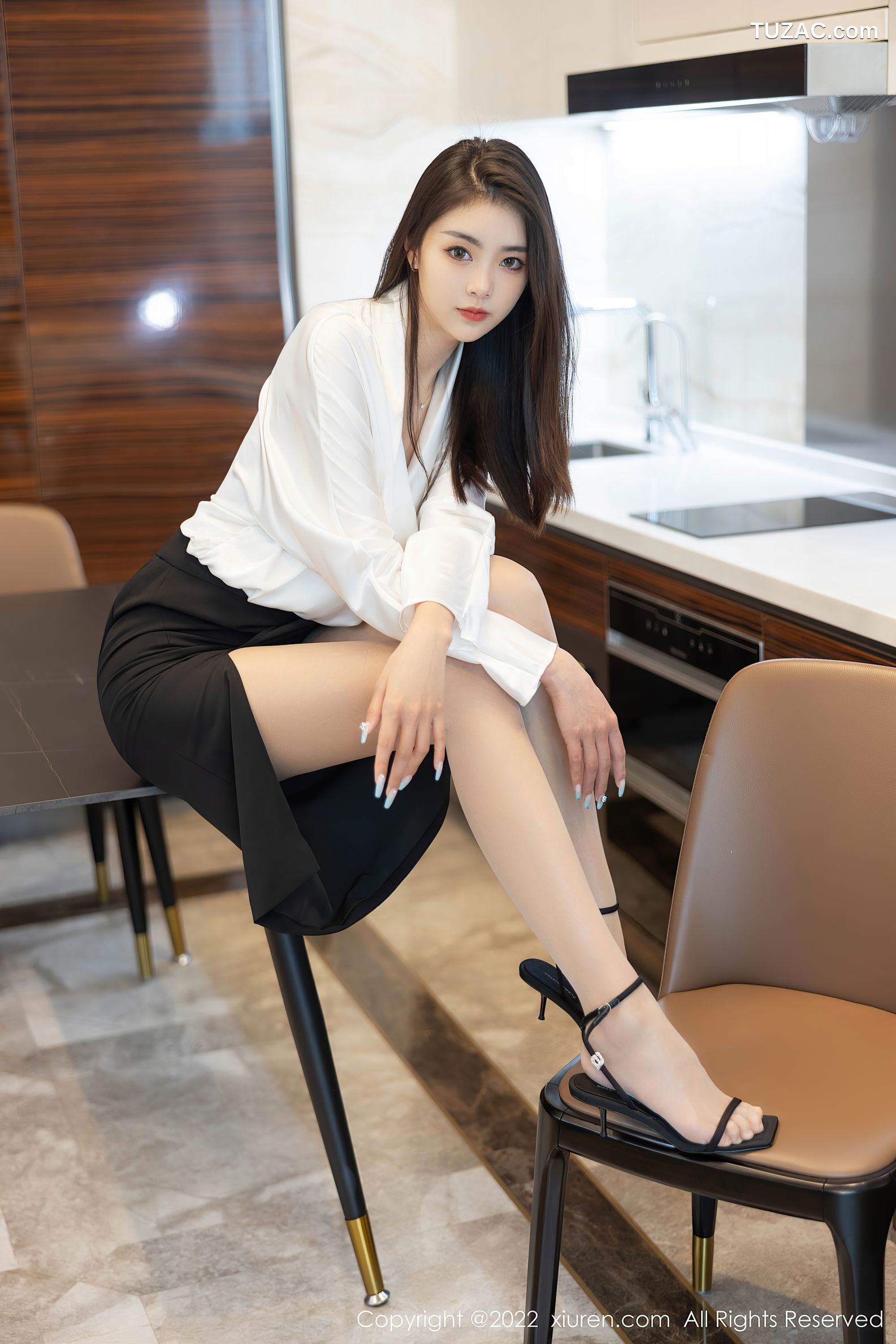 XiuRen秀人网-4869-可樂Vicky-白色上衣黑色裙子超薄肉丝-2022.04.14