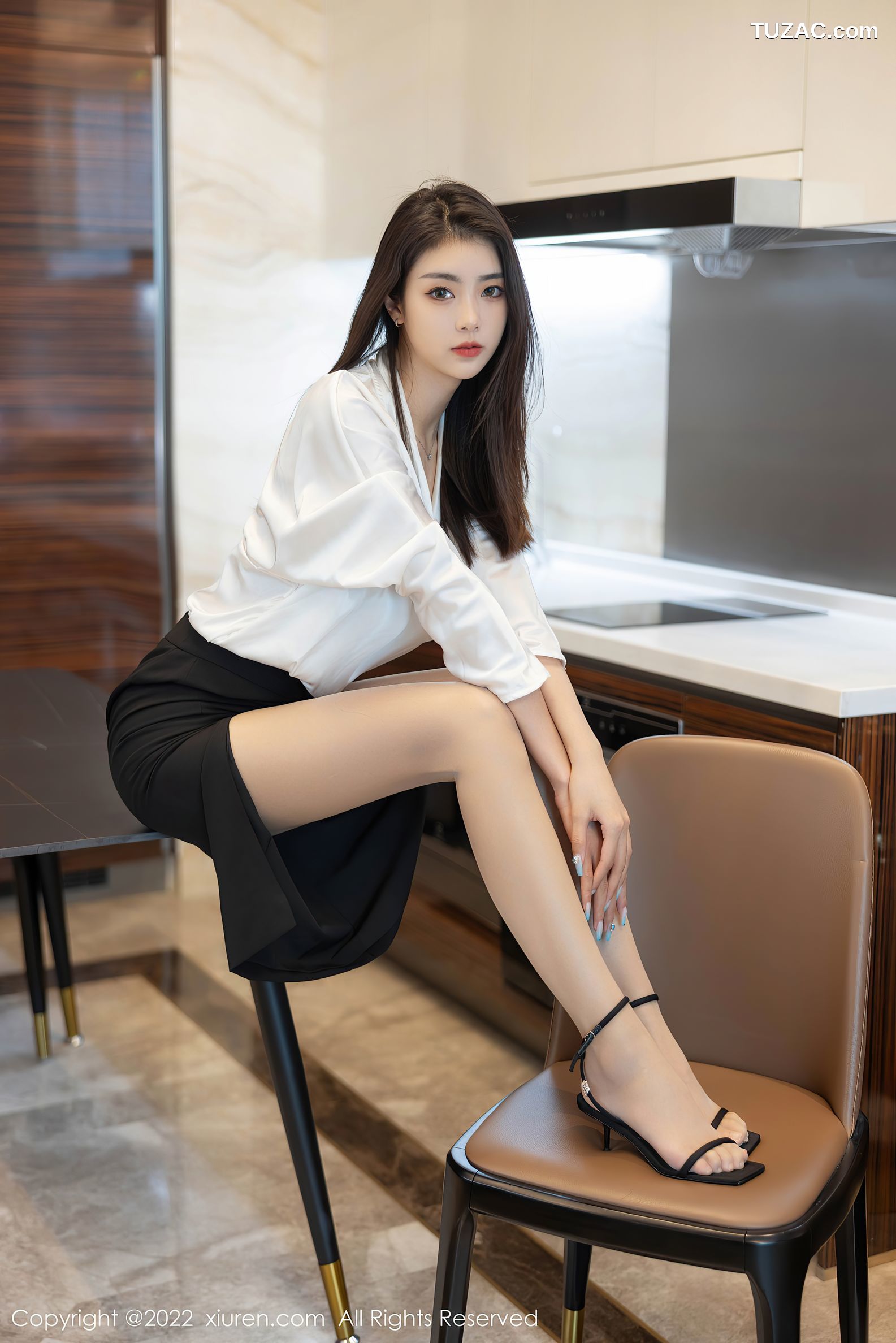 XiuRen秀人网-4869-可樂Vicky-白色上衣黑色裙子超薄肉丝-2022.04.14