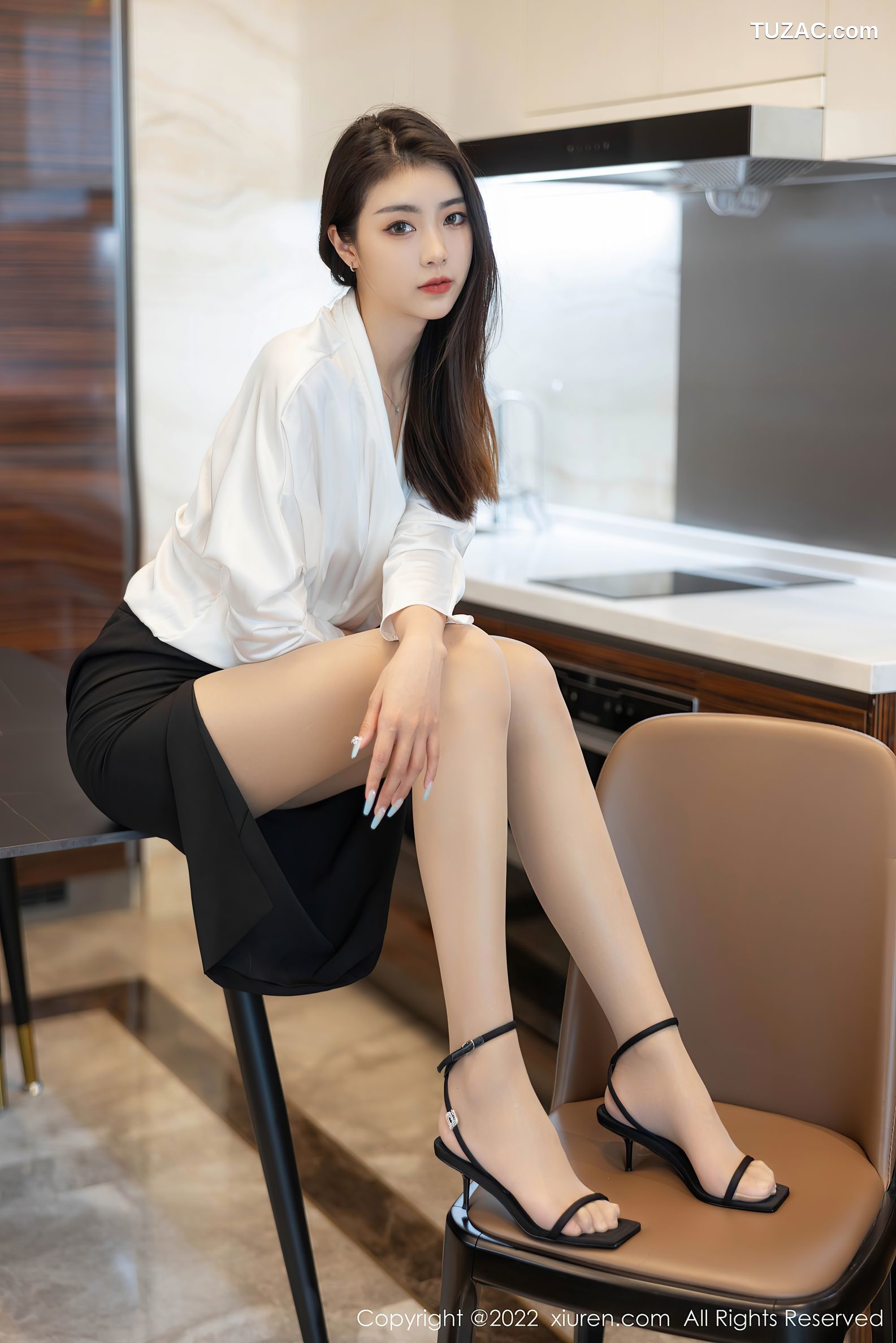 XiuRen秀人网-4869-可樂Vicky-白色上衣黑色裙子超薄肉丝-2022.04.14