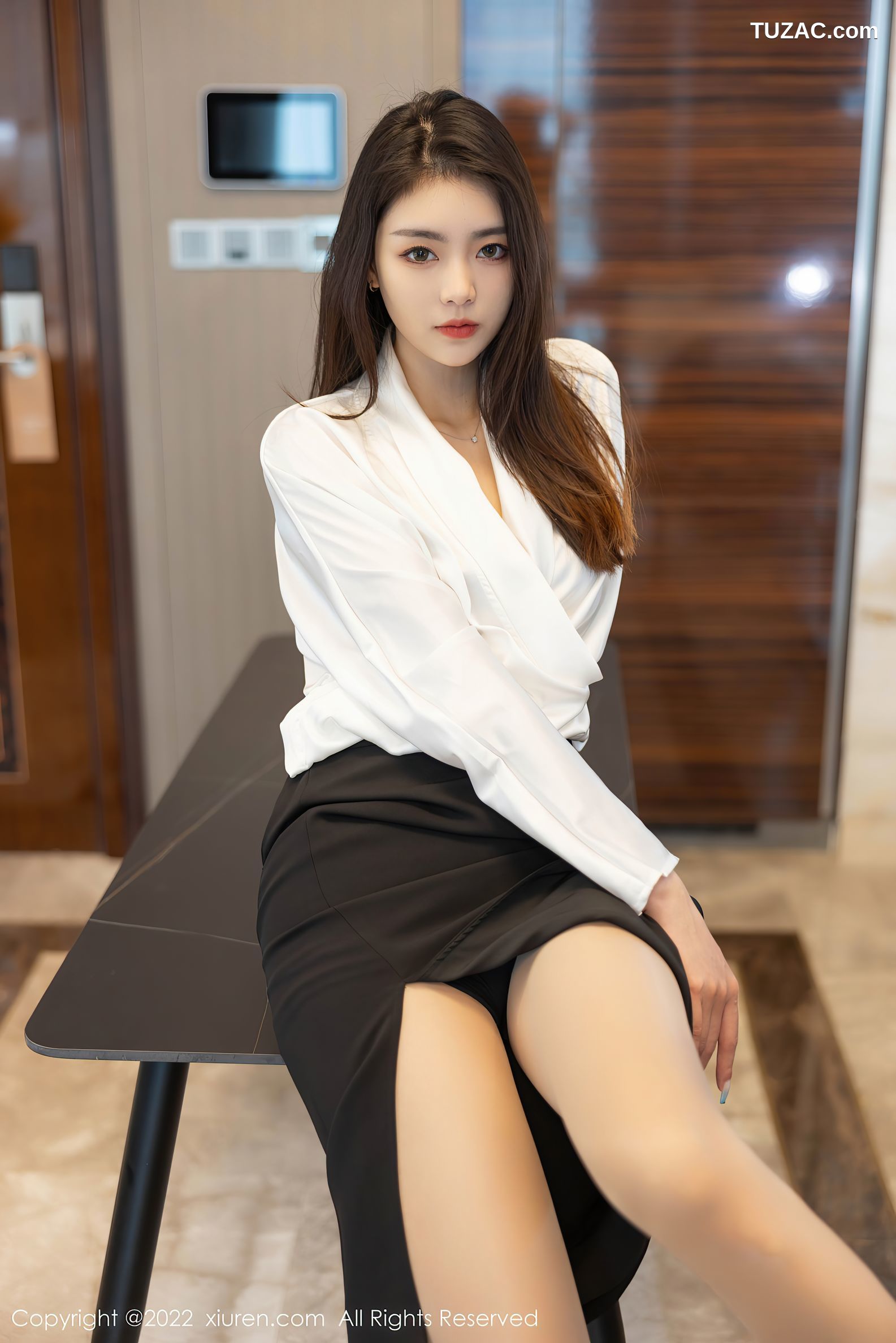 XiuRen秀人网-4869-可樂Vicky-白色上衣黑色裙子超薄肉丝-2022.04.14