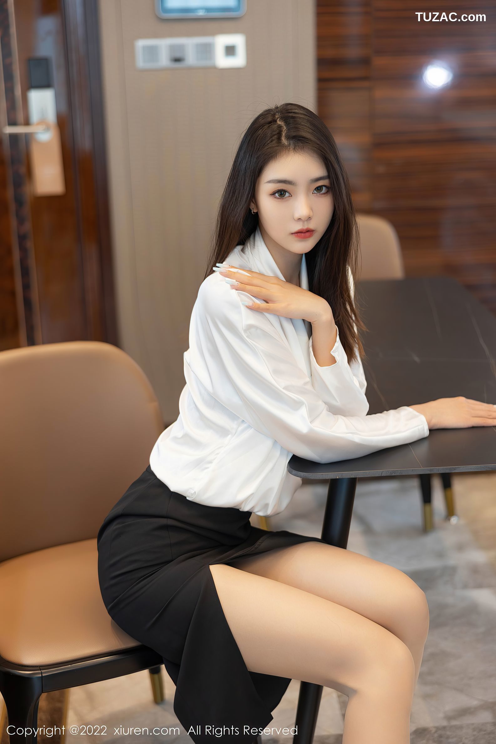 XiuRen秀人网-4869-可樂Vicky-白色上衣黑色裙子超薄肉丝-2022.04.14