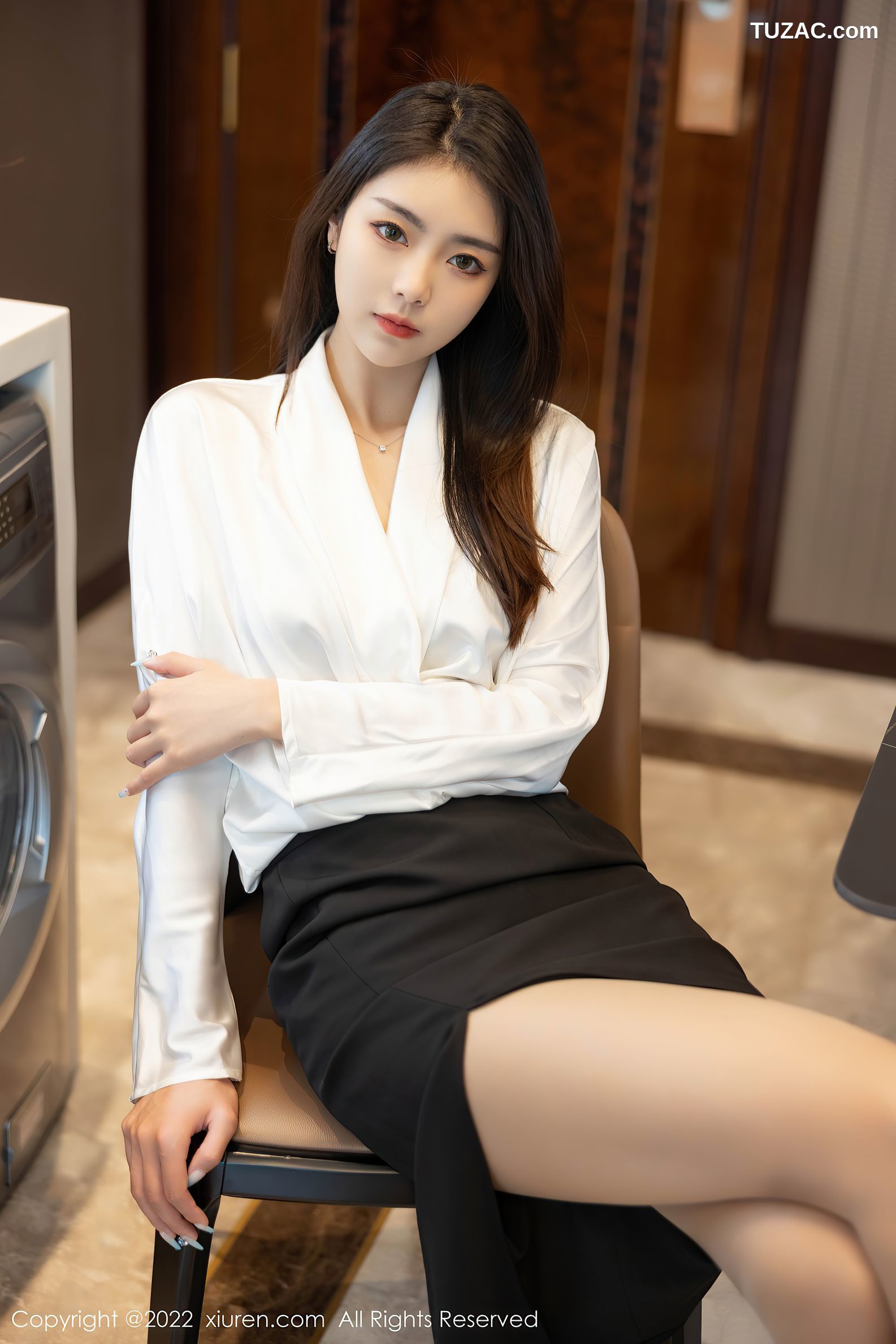 XiuRen秀人网-4869-可樂Vicky-白色上衣黑色裙子超薄肉丝-2022.04.14