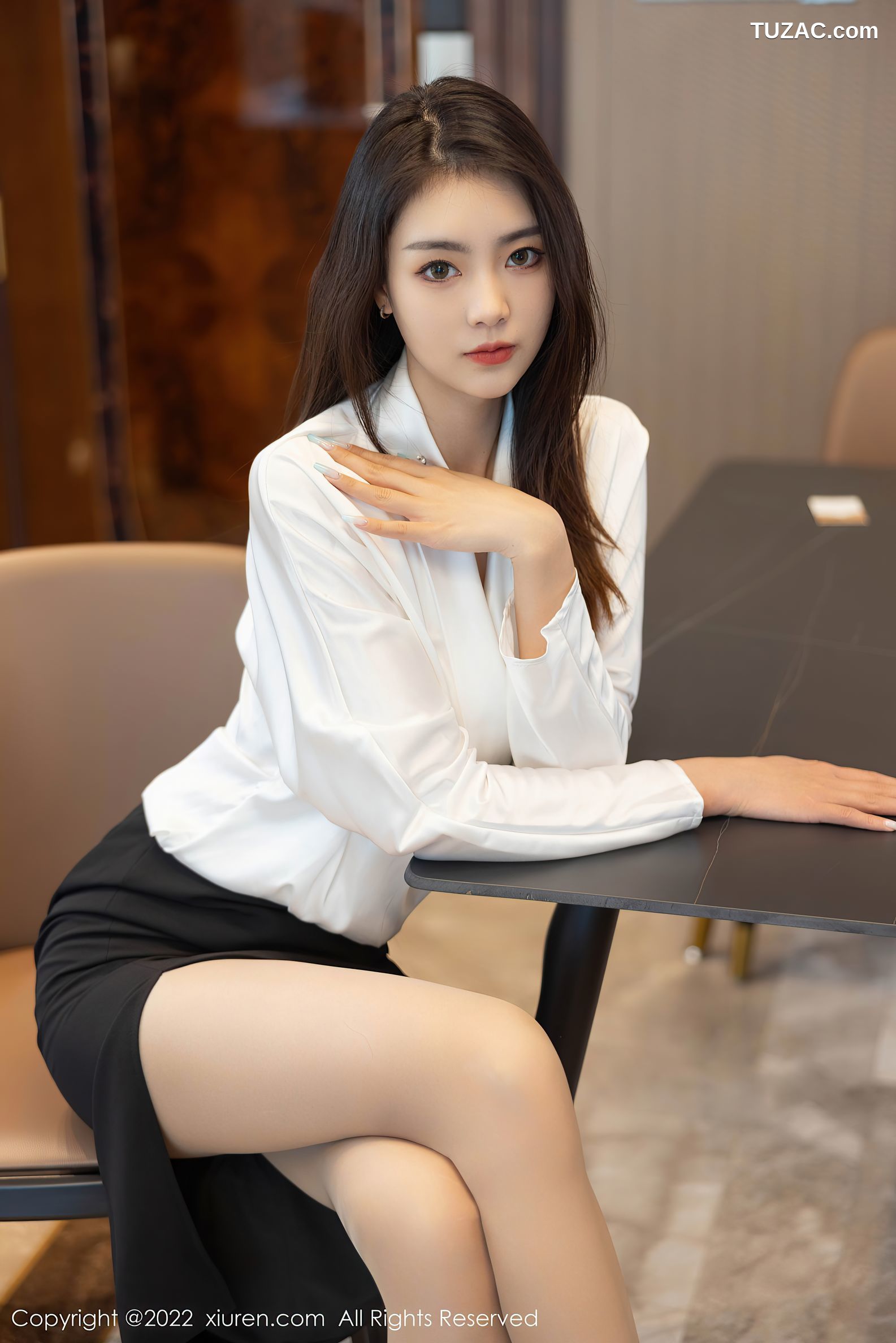 XiuRen秀人网-4869-可樂Vicky-白色上衣黑色裙子超薄肉丝-2022.04.14