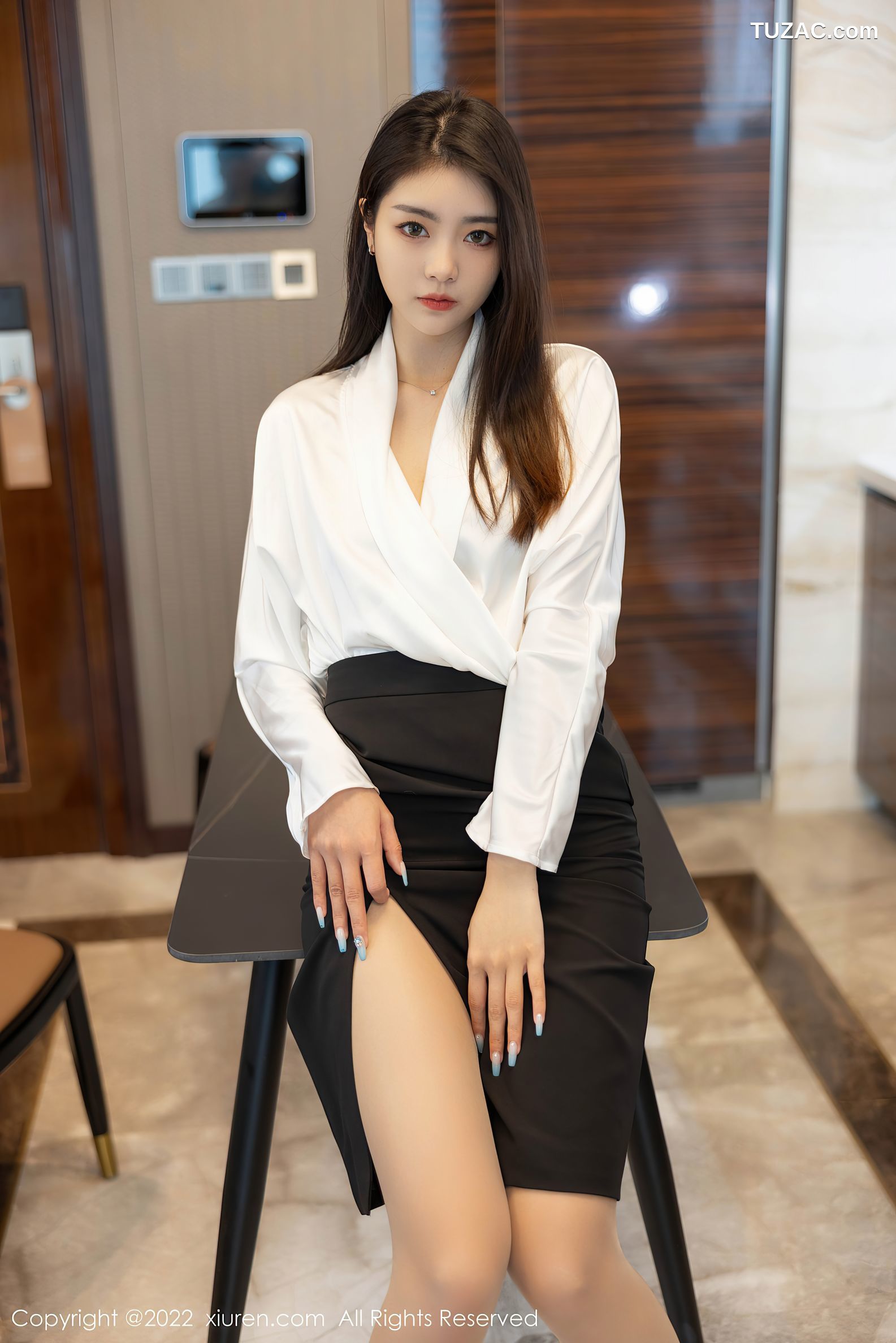 XiuRen秀人网-4869-可樂Vicky-白色上衣黑色裙子超薄肉丝-2022.04.14